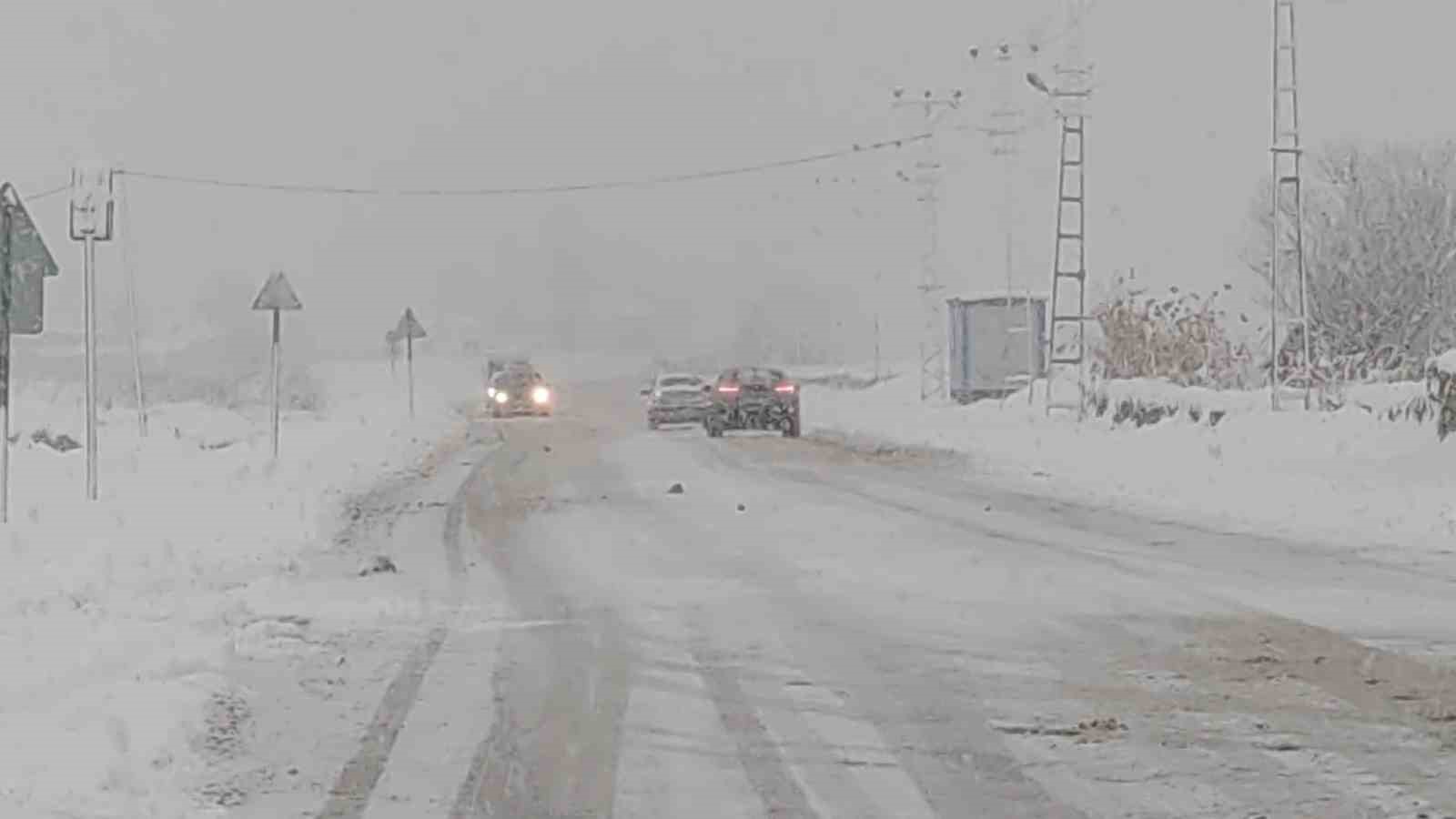 Van&rsquo;ın tarihi mirası beyaz gelinliğini giydi: H&uuml;srev Paşa ve Horhor camiinde g&ouml;rsel ş&ouml;len
