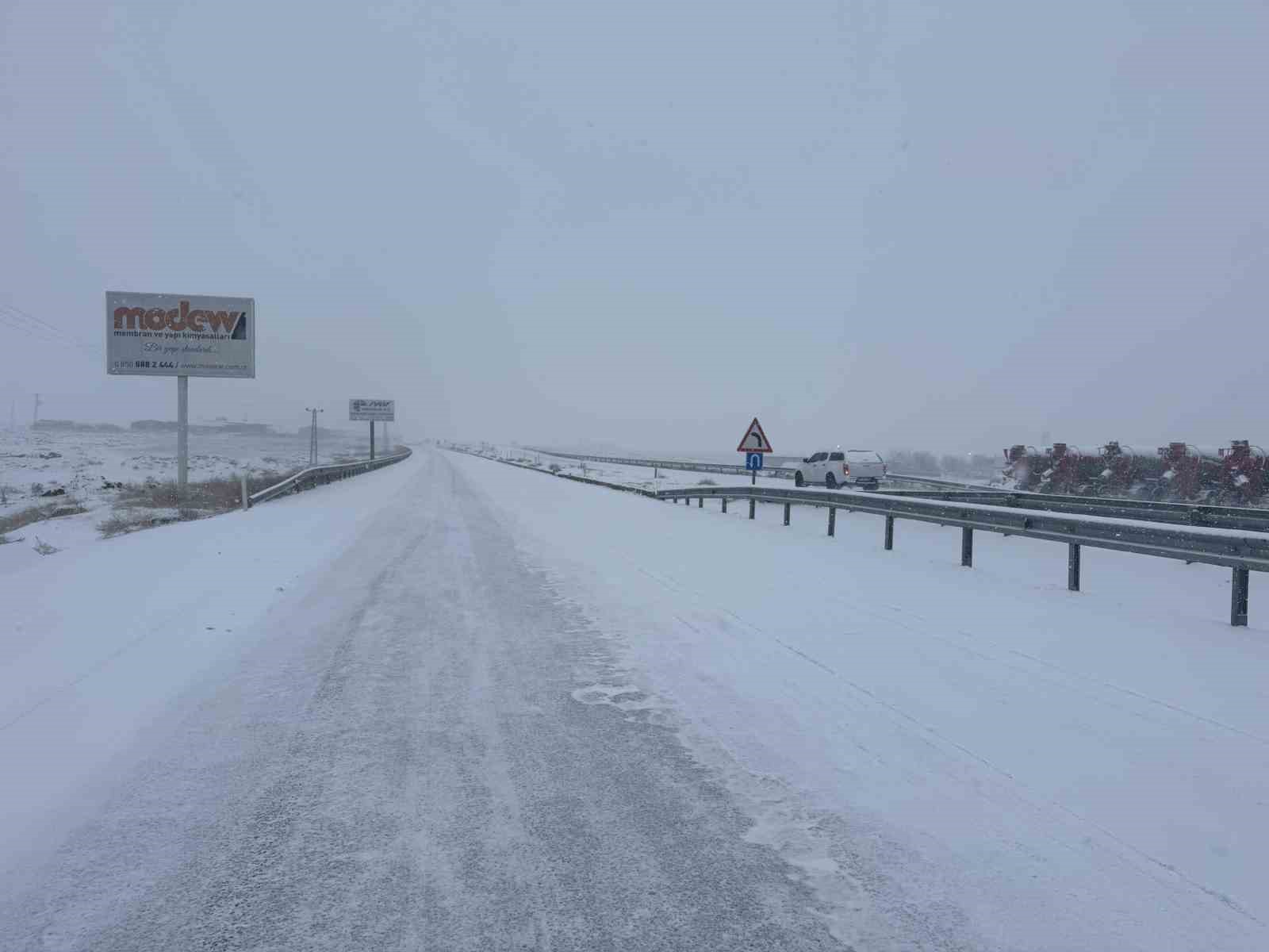 Diyarbakır - Siverek yolunda kar yağışı ulaşımı olumsuz etkiledi
