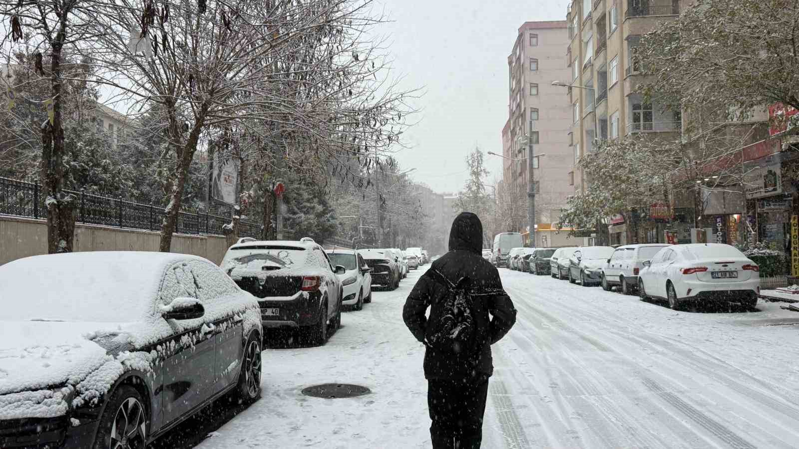 Diyarbakır’da kar tatili öğleden sonra geldi