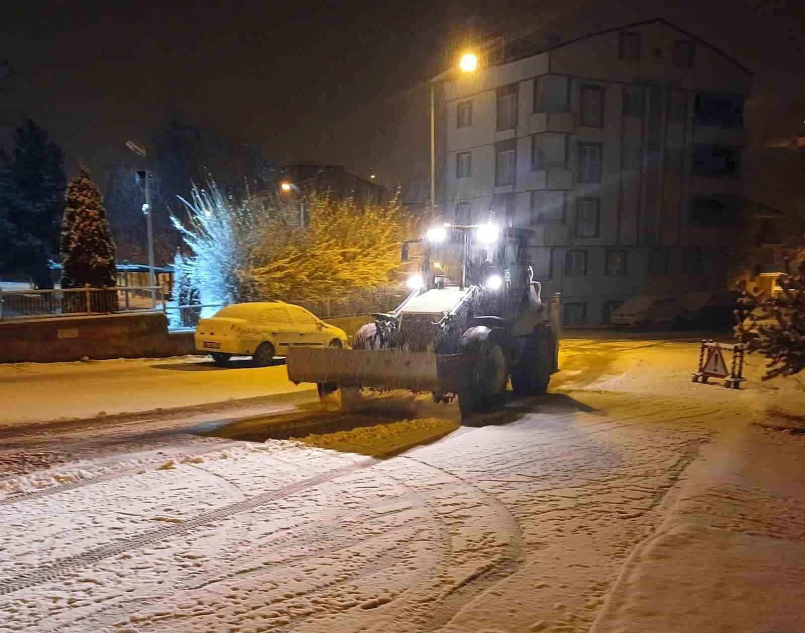 Bayburt&rsquo;ta karla m&uuml;cadele s&uuml;r&uuml;yor
