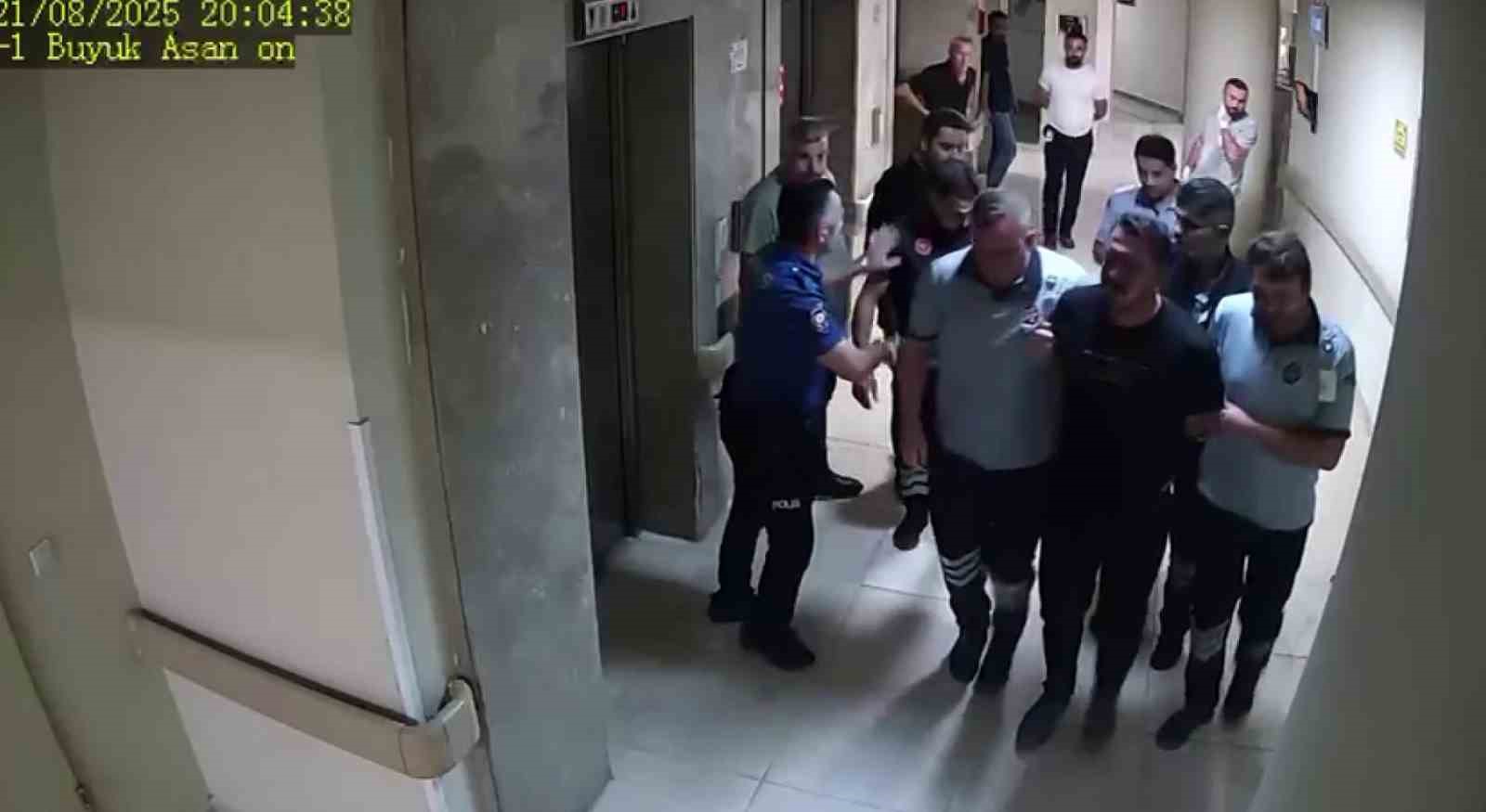 5 ay &ouml;nce eski eşini silahla yaralamıştı: Dehşetin g&uuml;venlik kamerası ortaya &ccedil;ıktı
