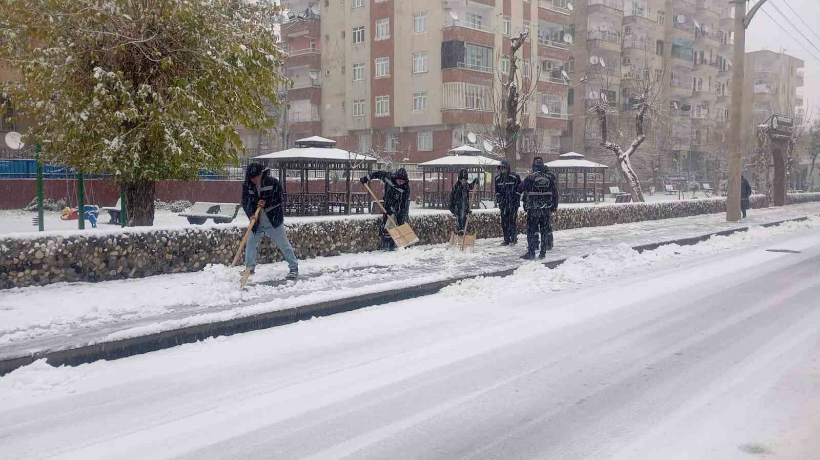 B&uuml;y&uuml;kşehir Belediyesi tuzlama ve kar k&uuml;reme &ccedil;alışması y&uuml;r&uuml;t&uuml;yor
