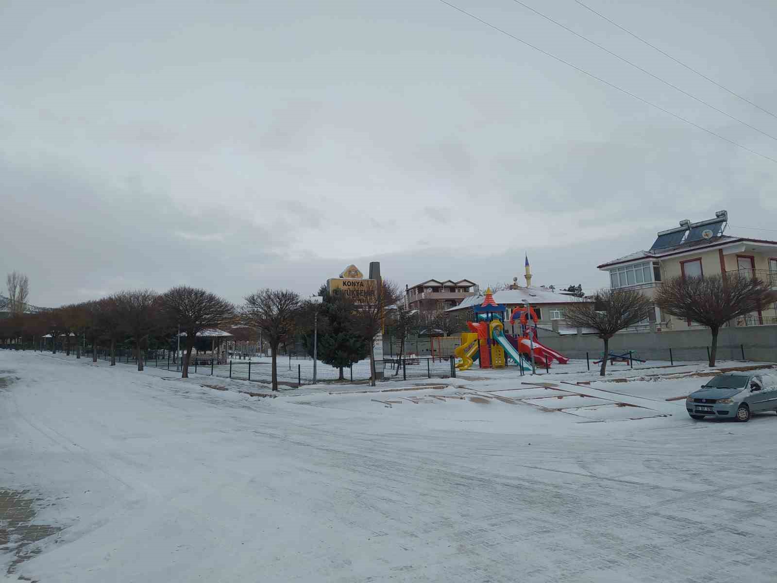 Yunak’ta mevsimin ilk karı yağdı