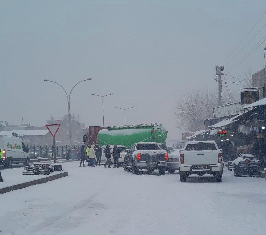 Diyarbakır’da kar yağışı nedeniyle 5 araç bir birine girdi