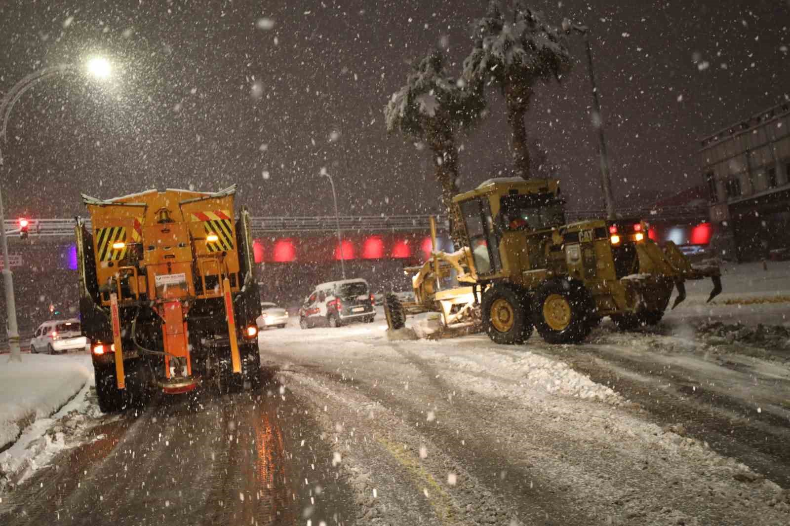 Şanlıurfa B&uuml;y&uuml;kşehir Belediyesi kar mesaisinde
