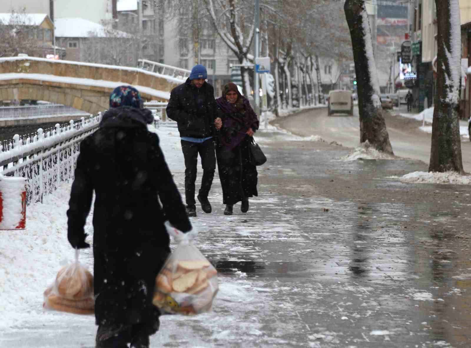 Kastamonu beyaza b&uuml;r&uuml;nd&uuml;: Kent merkezinde ortaya kartpostallık g&ouml;r&uuml;nt&uuml;ler &ccedil;ıktı
