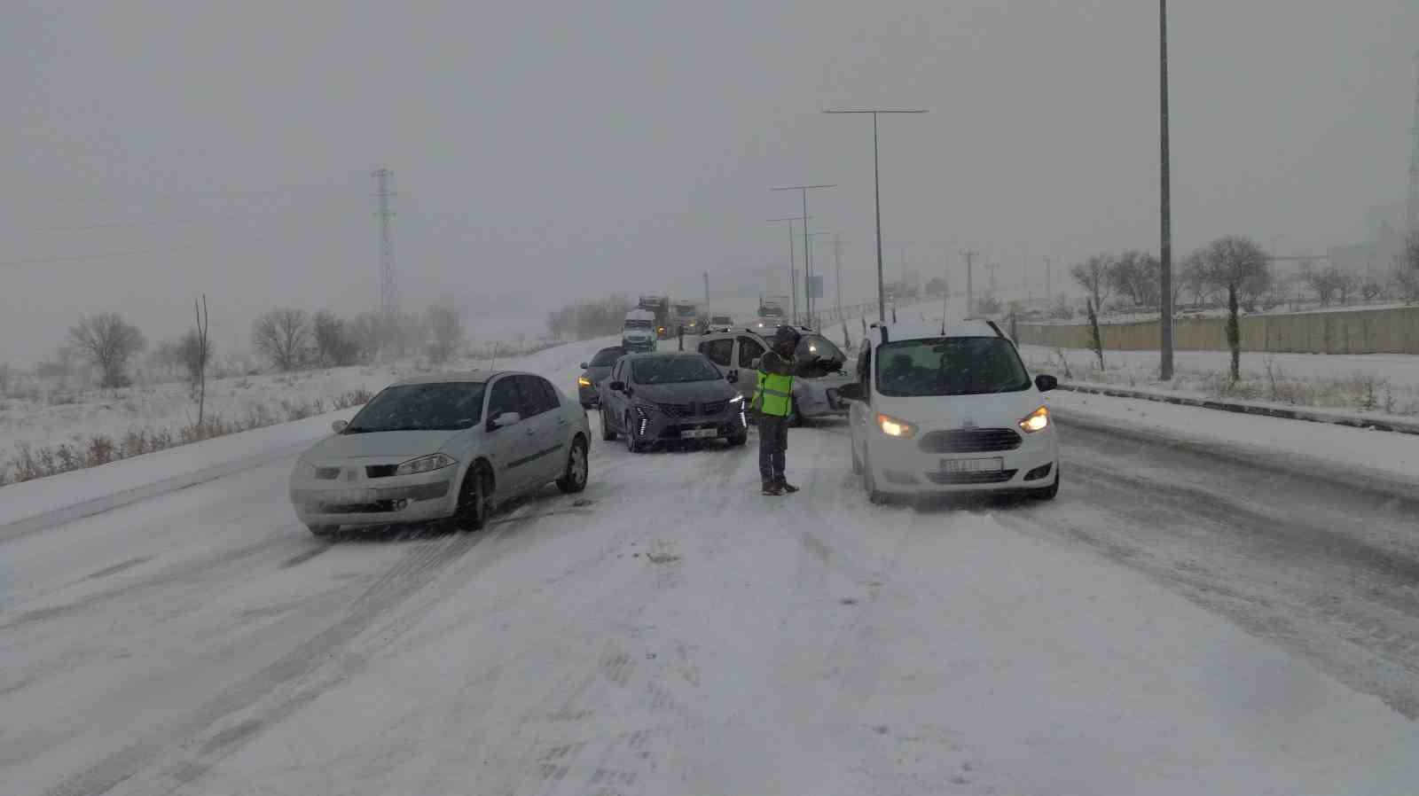 Gerc&uuml;ş&rsquo;te Ayrancı ge&ccedil;idi kar nedeniyle ulaşıma kapandı
