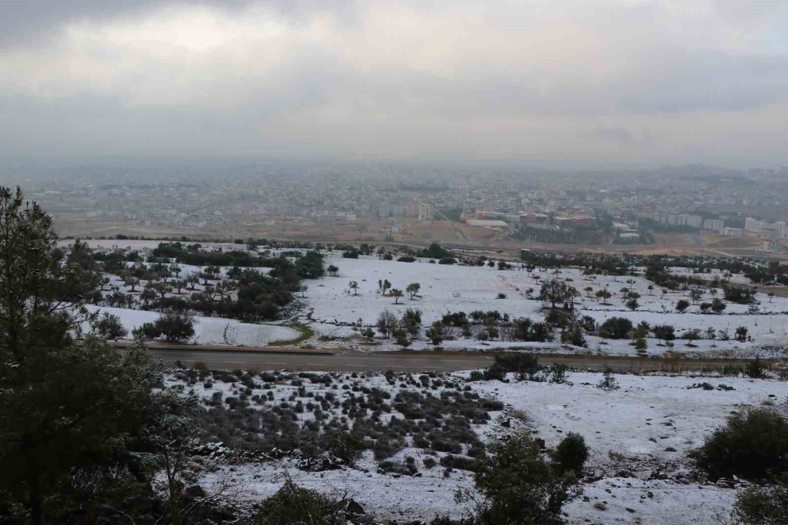 Kilis&rsquo;in y&uuml;ksek kesimlerinde kar yağışı etkili oldu
