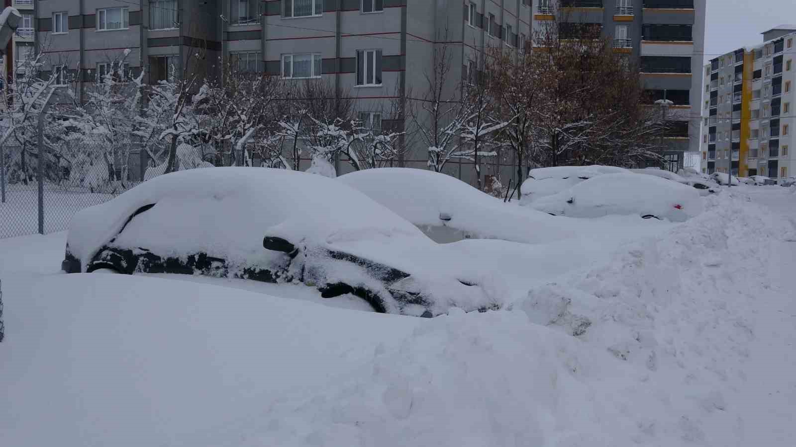Bitlis&rsquo;te kar yağışı nedeniyle 87 k&ouml;y yolu ulaşıma kapandı
