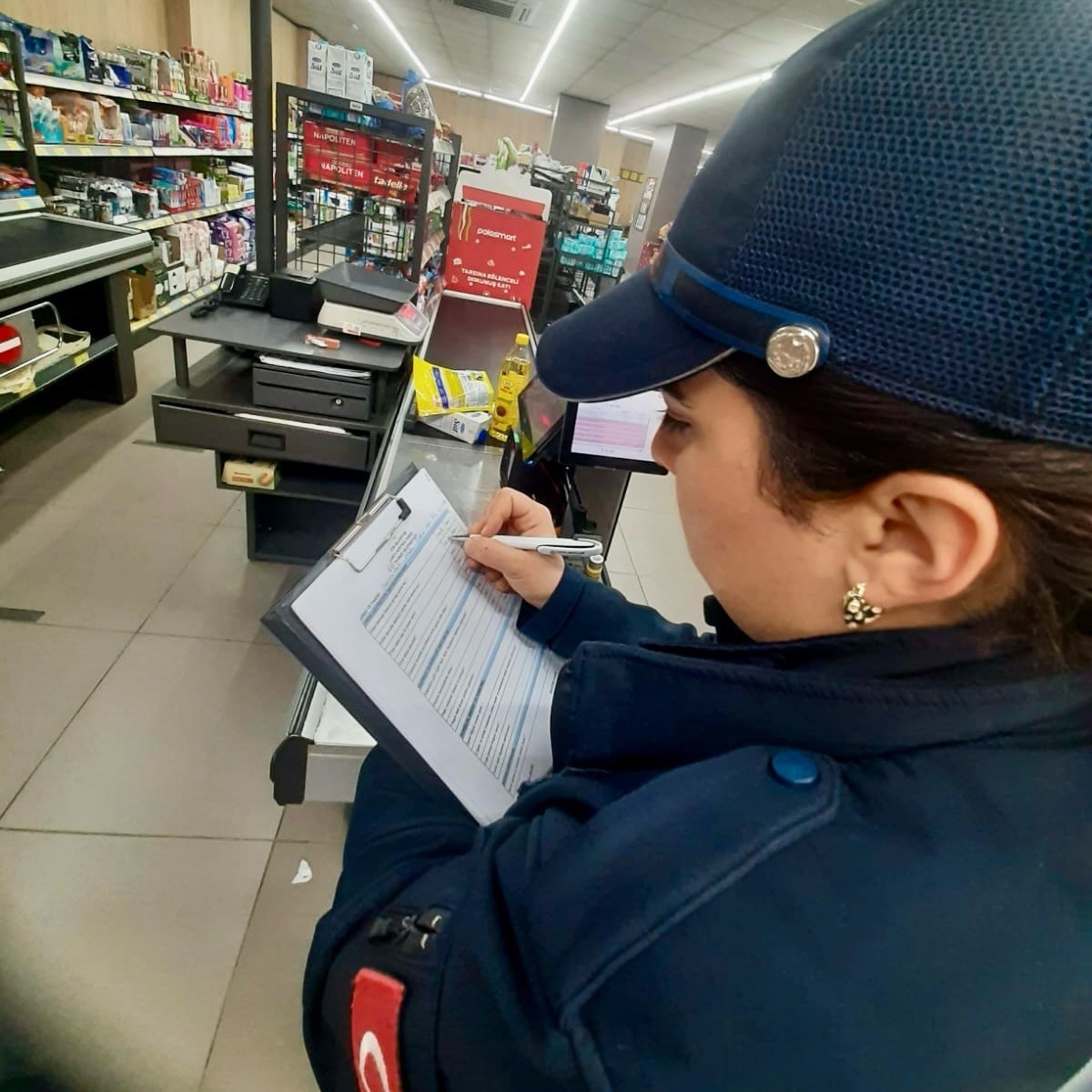 &Ccedil;ine&rsquo;de zincir marketler denetlendi
