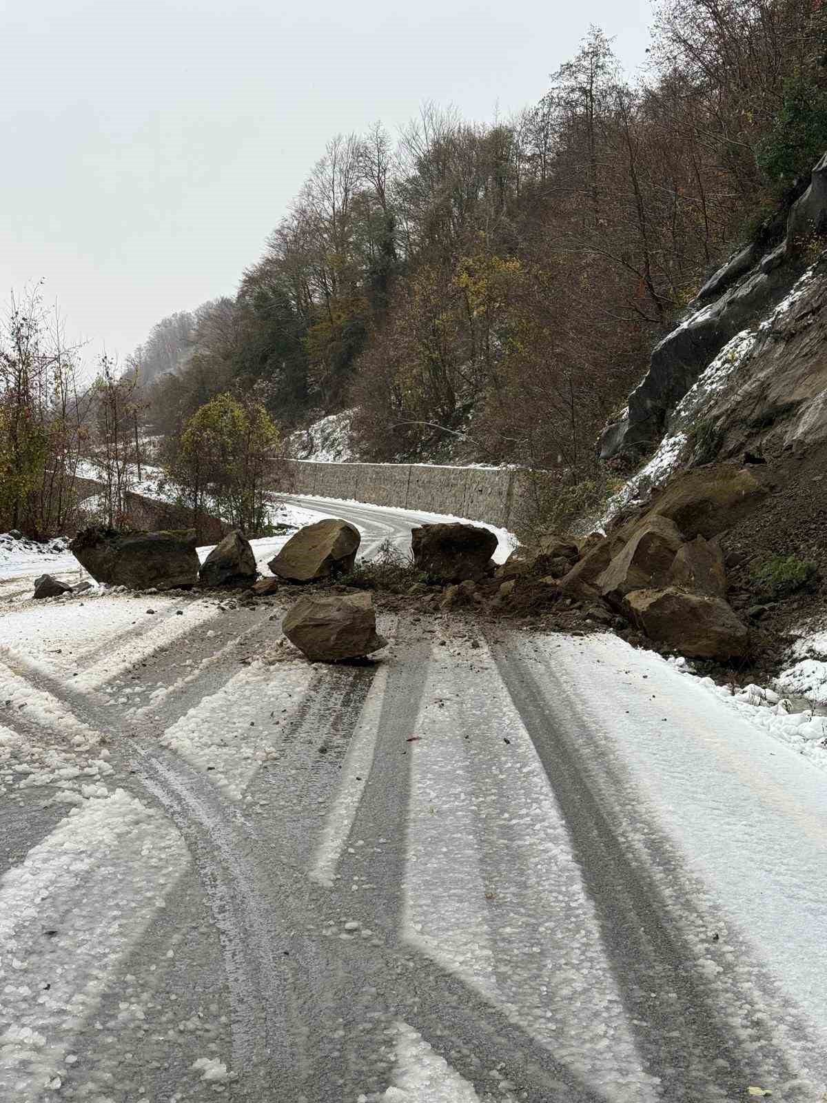 Sinop’ta heyelan nedeniyle yol ulaşıma kapandı