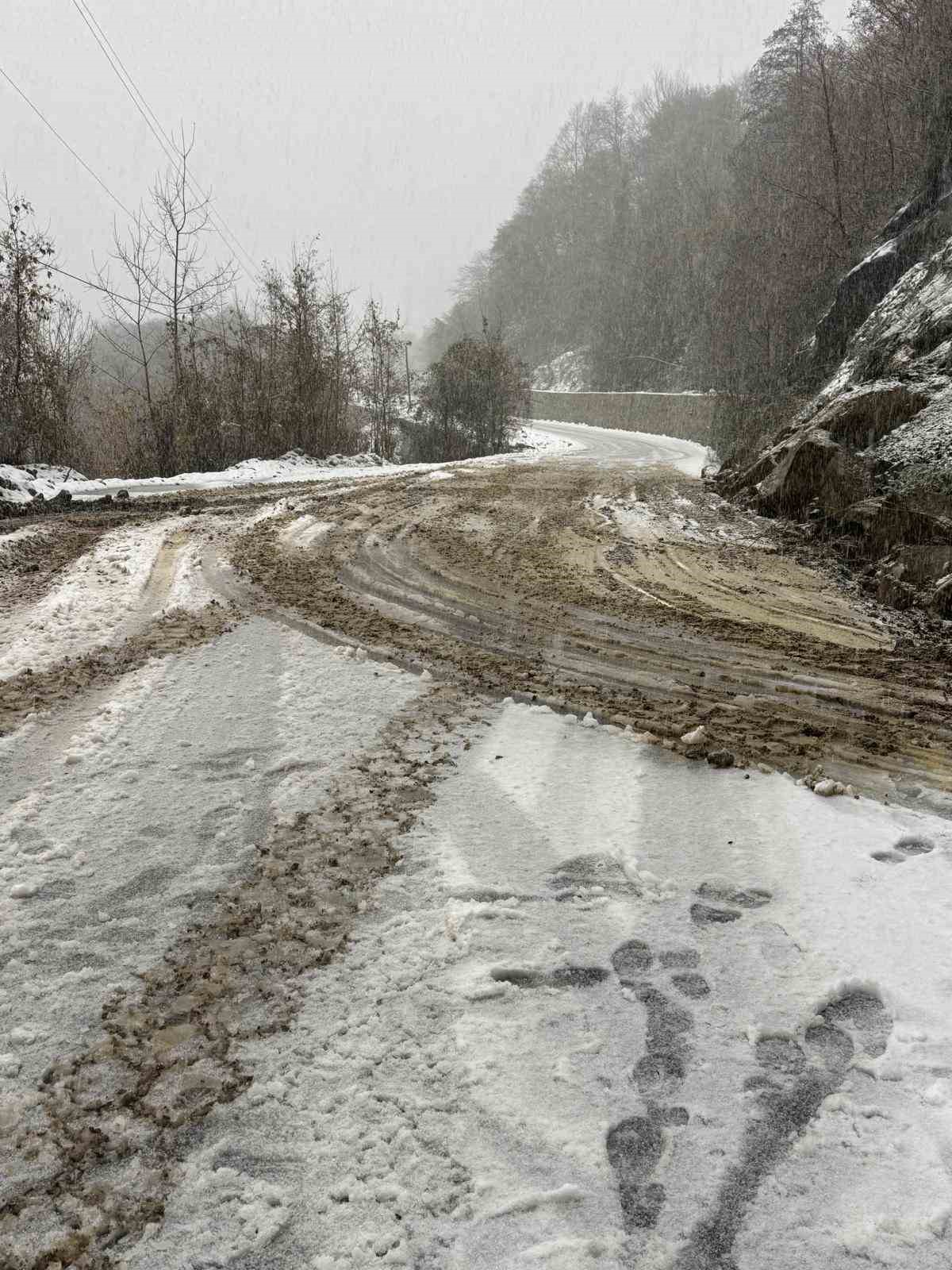 Sinop&rsquo;ta heyelan nedeniyle yol ulaşıma kapandı
