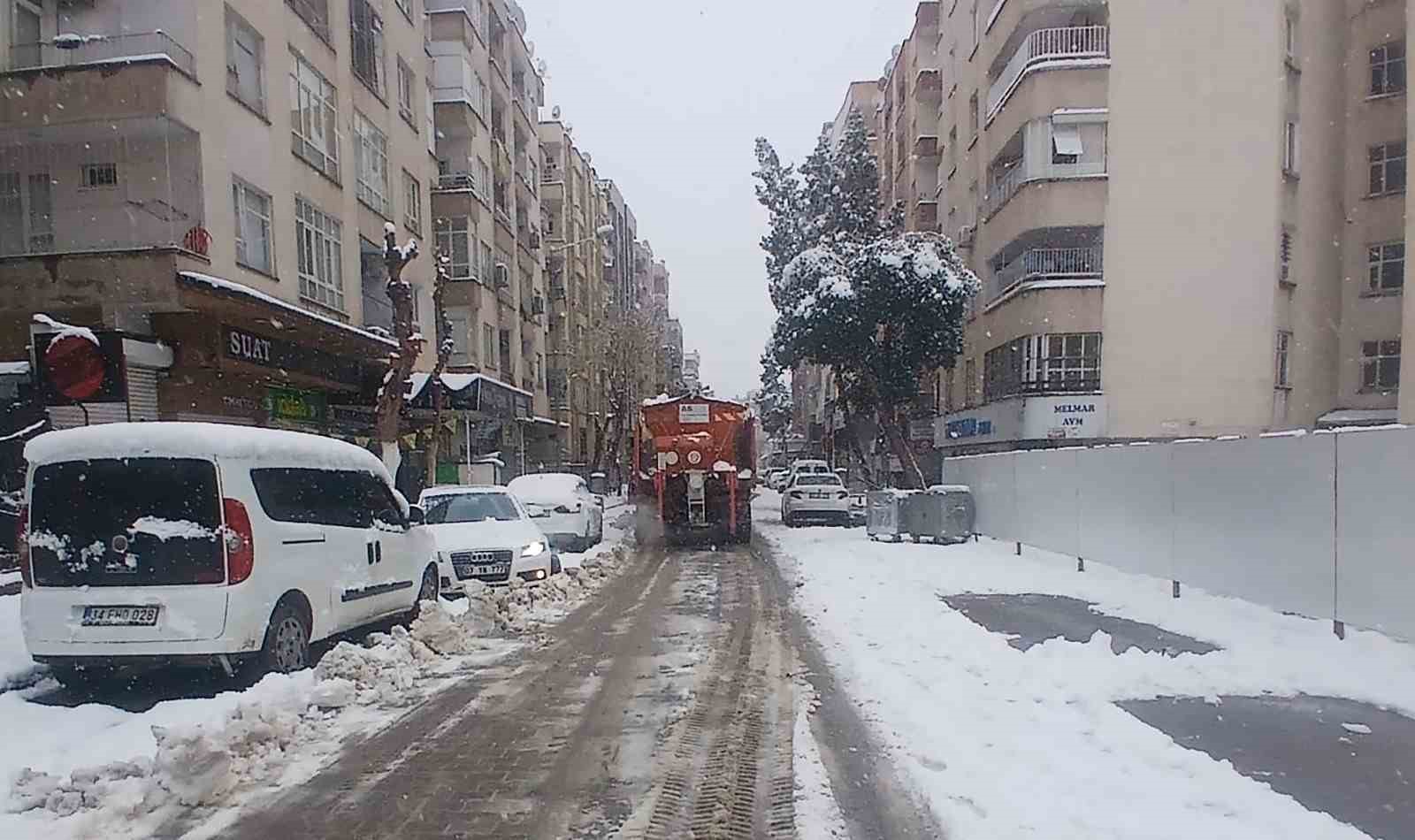 Haliliye Belediyesi ekiplerinden karla yoğun mücadelede