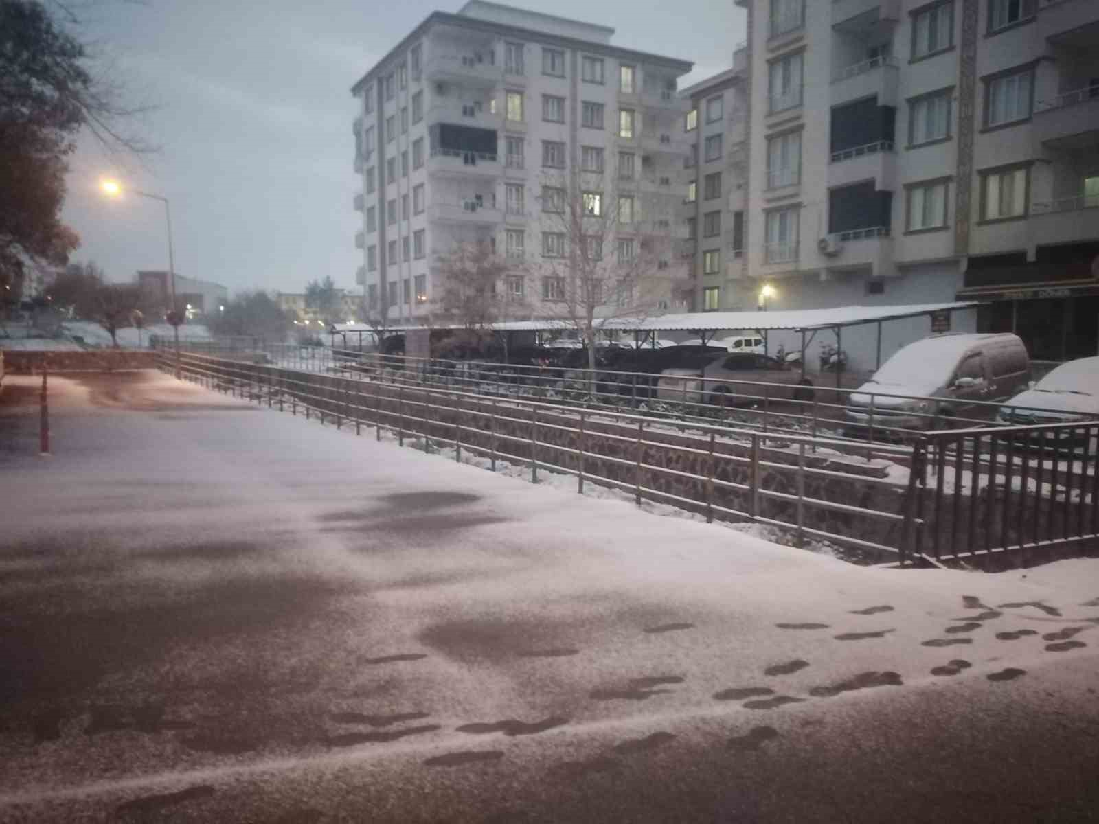 Yavuzeli&rsquo;nde kar yağışı etkili oldu
