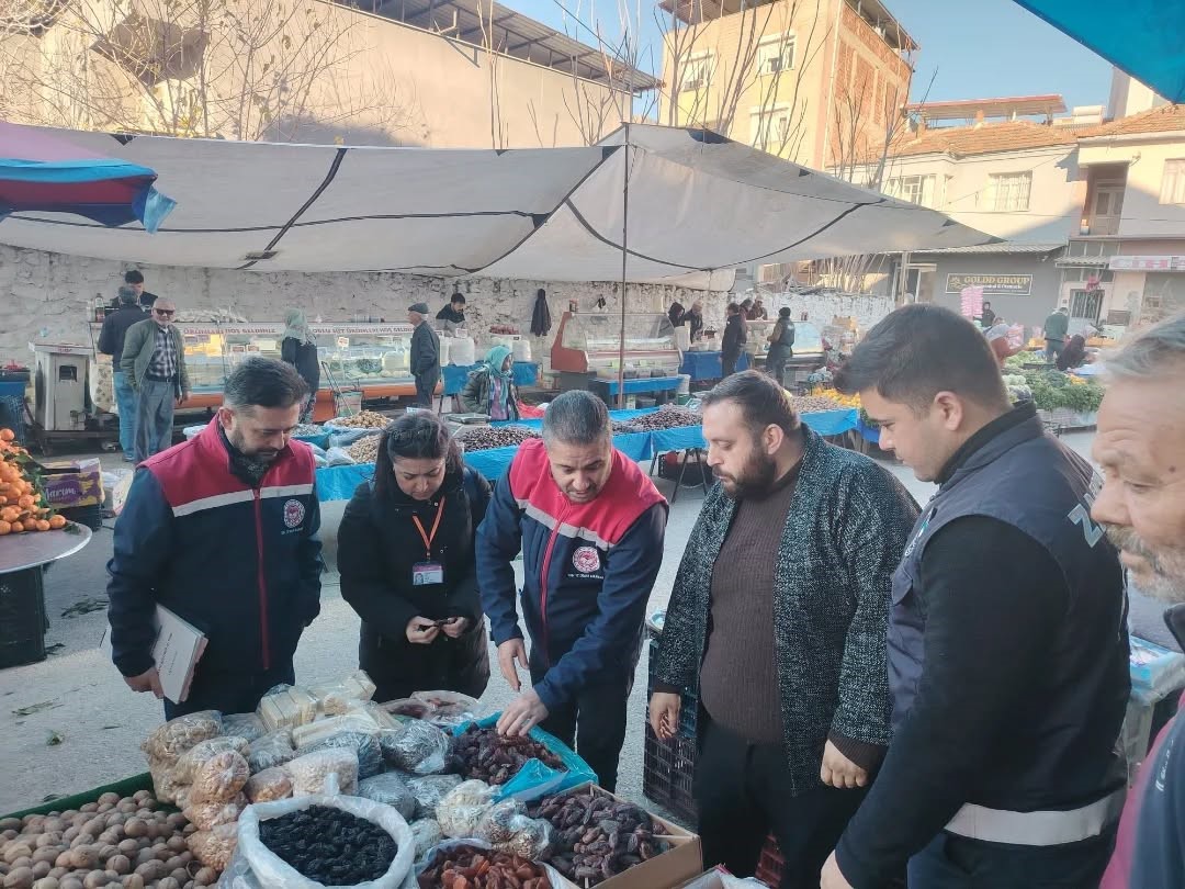 Germencik’te semt pazarında gıda denetimi