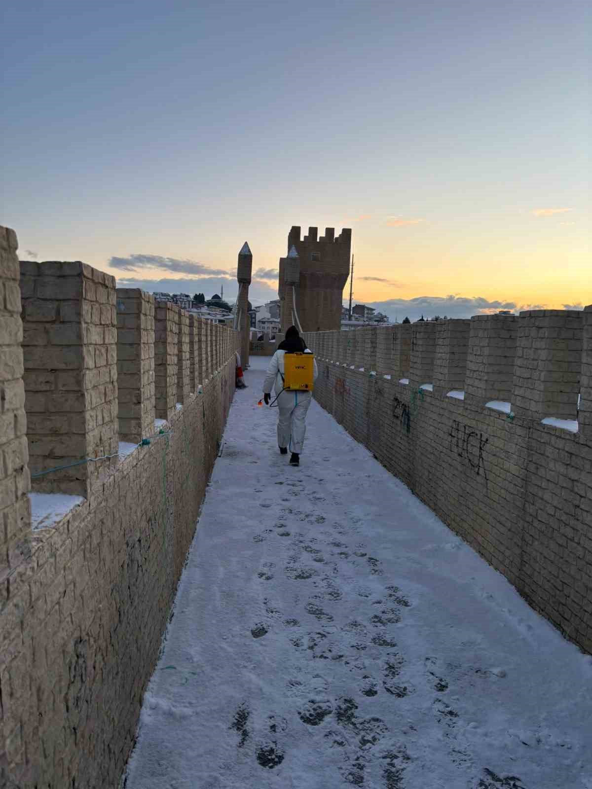 Kar ve don riskine karşı belediye ekipleri gece boyunca sahadaydı
