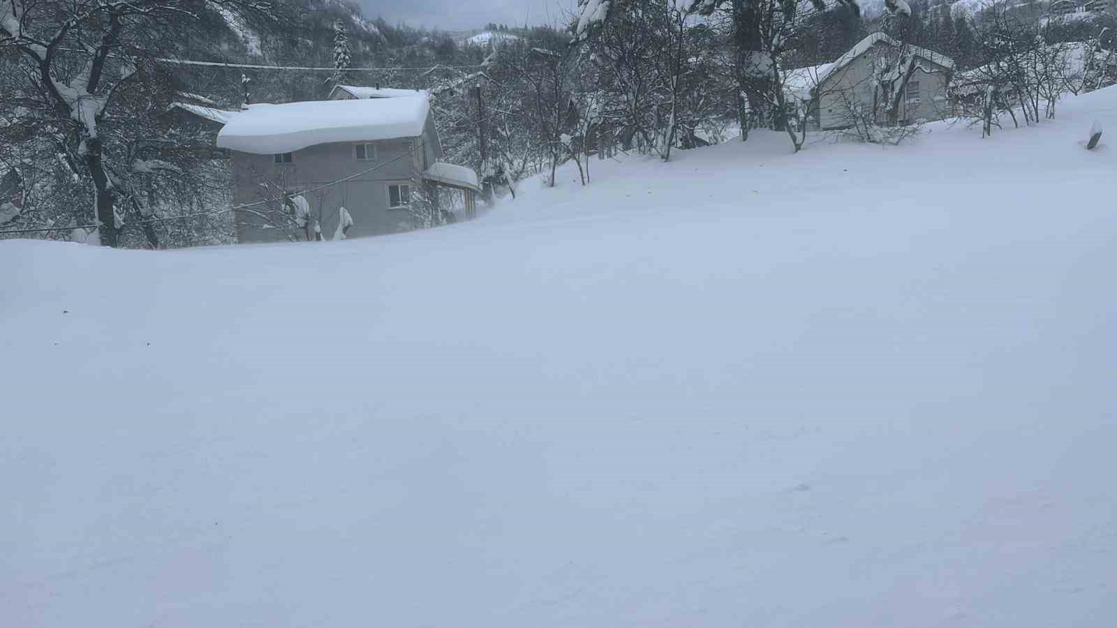 Sakarya&rsquo;nın y&uuml;ksek kesimlerinde kar kalınlığı 1 metreye ulaştı
