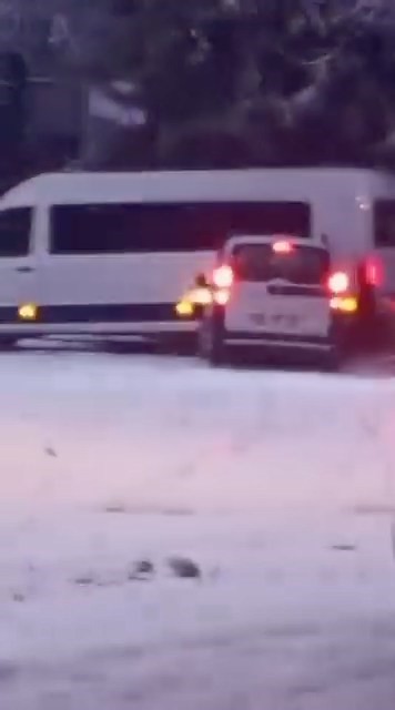 Karlı yolda duramayan araç minibüse çarptı