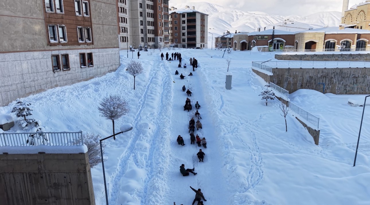Yüksekova’da çocuklar mahalle yolunu kayak pistine çevirdi