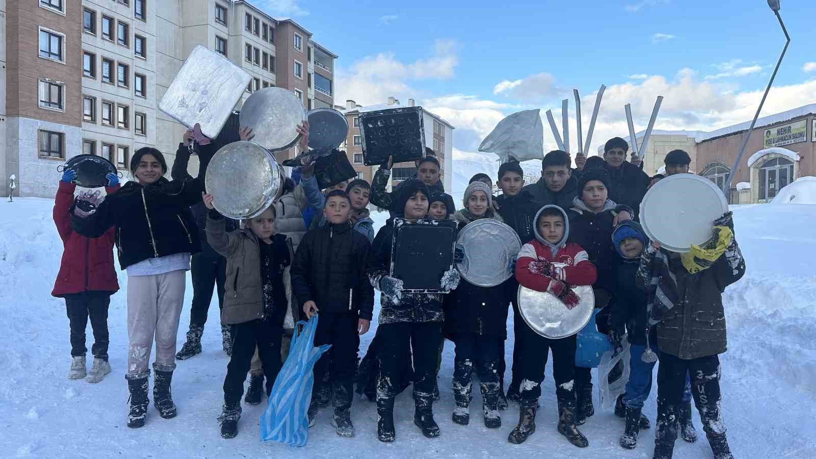 Y&uuml;ksekova&rsquo;da &ccedil;ocuklar mahalle yolunu kayak pistine &ccedil;evirdi
