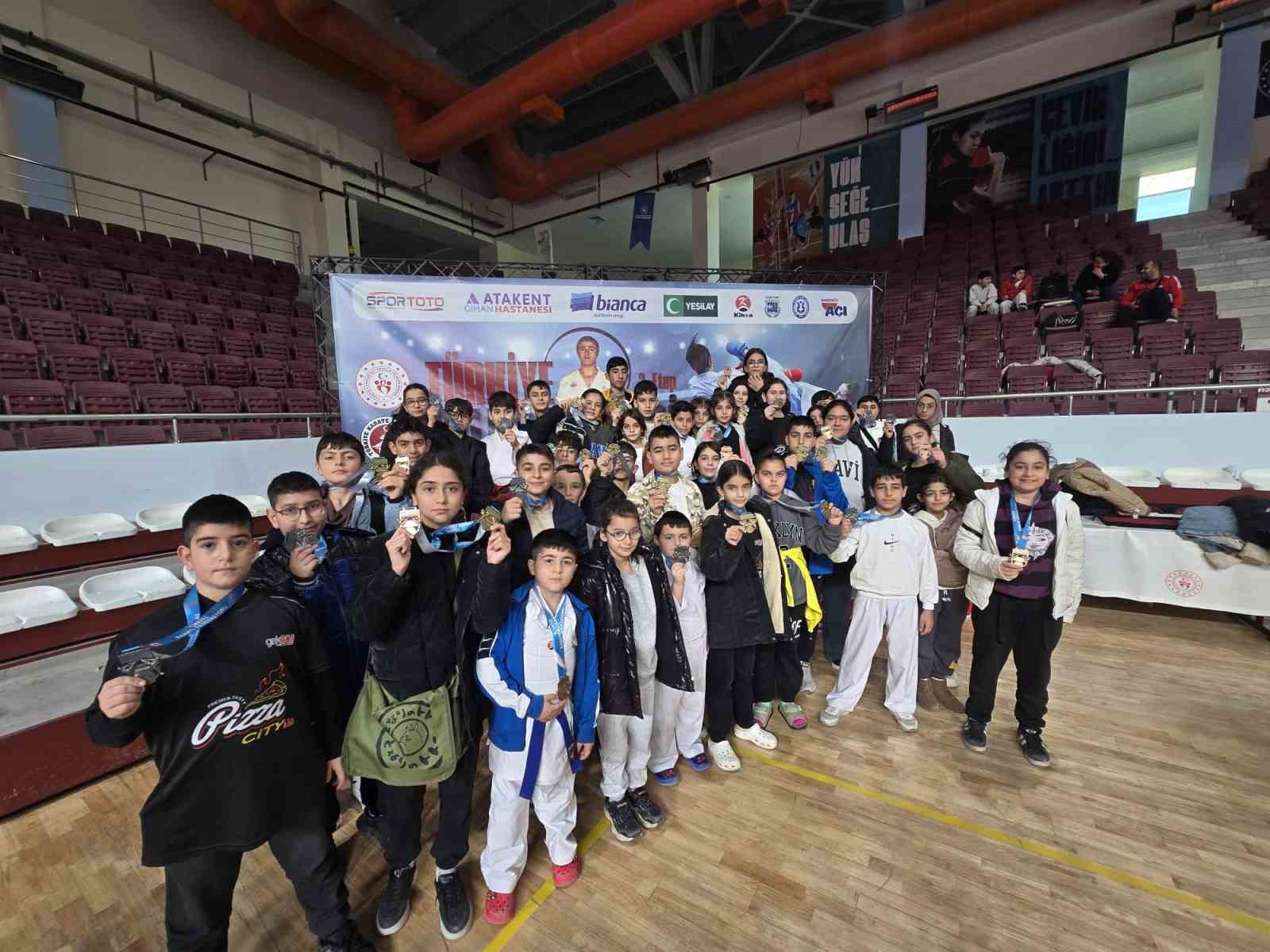 Elazığlı sporcular 45 madalya turnuvaya damga vurdu
