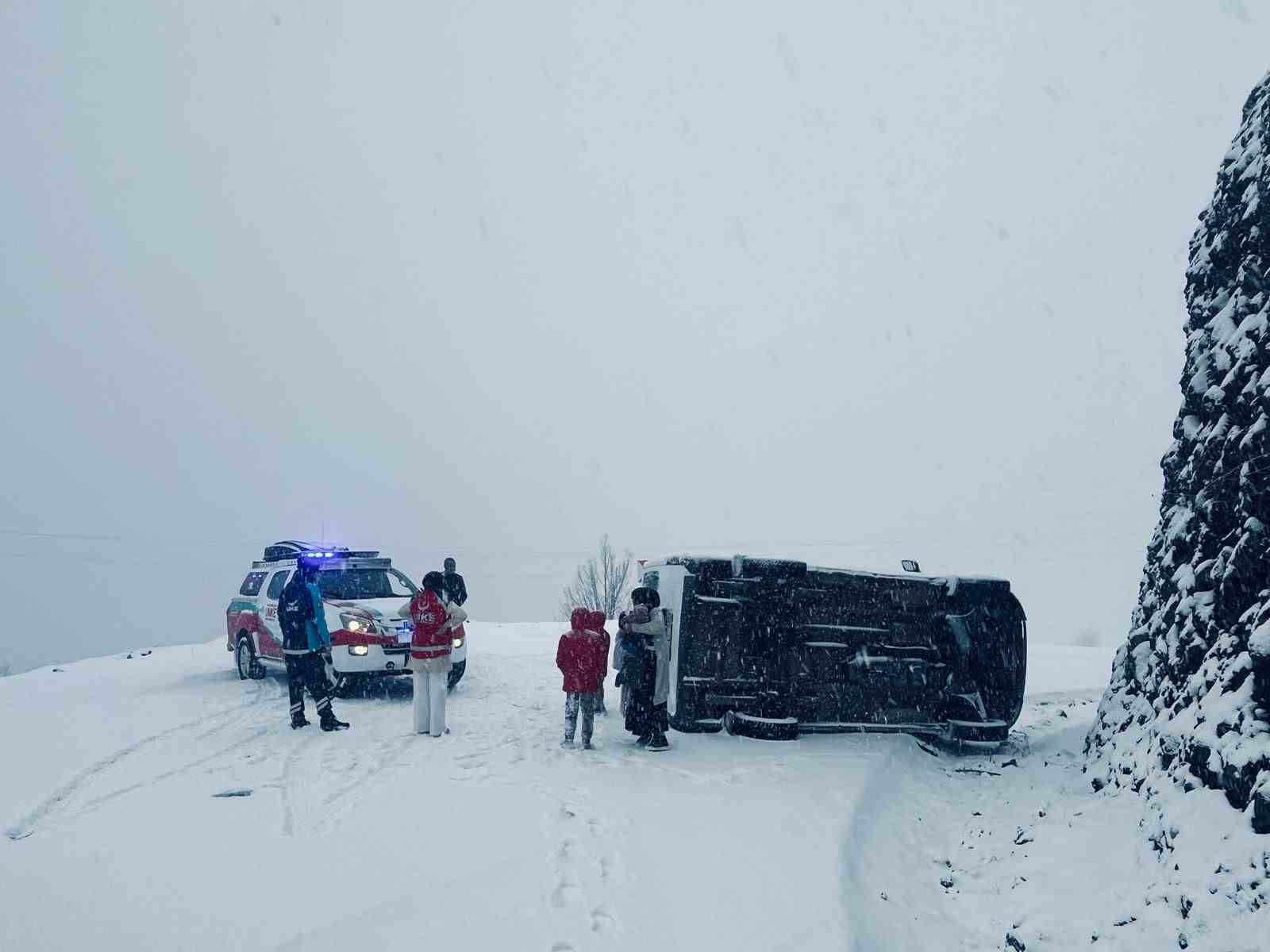 Siirt’te minibüs devrildi: 6 yaralı