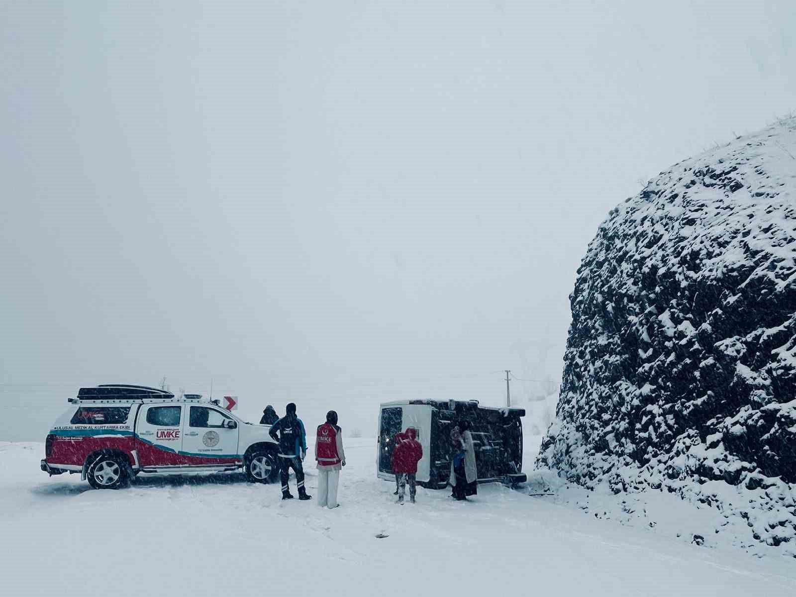 Siirt&rsquo;te minib&uuml;s devrildi: 6 yaralı
