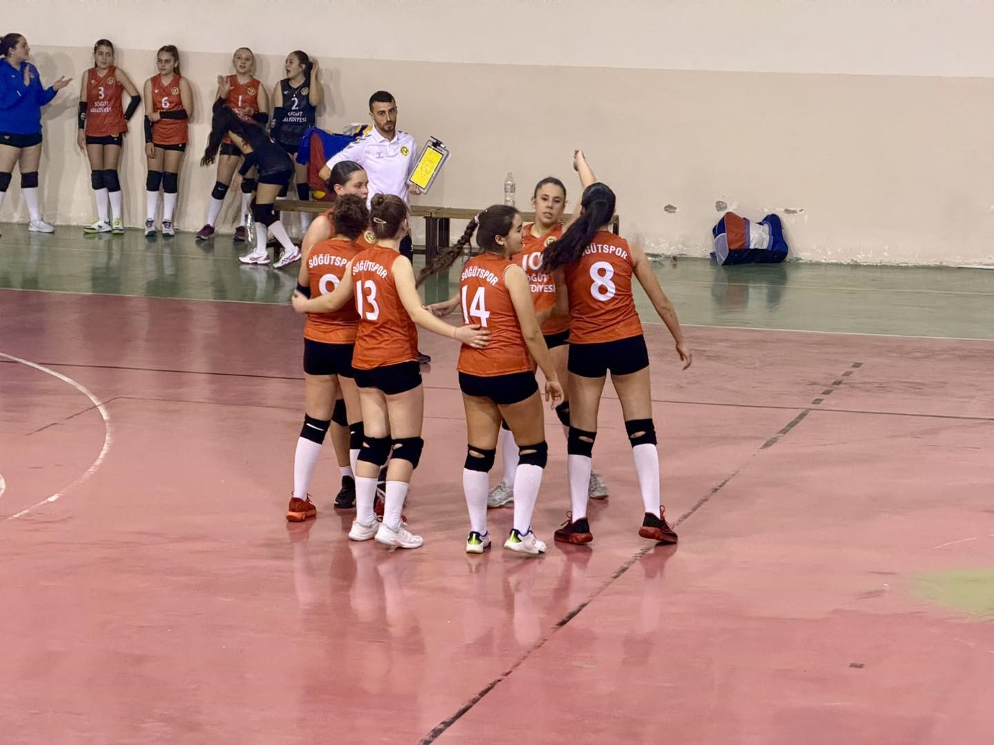 Başkan Durgut&rsquo;tan S&ouml;ğ&uuml;tspor Voleybol Takımına trib&uuml;n desteği
