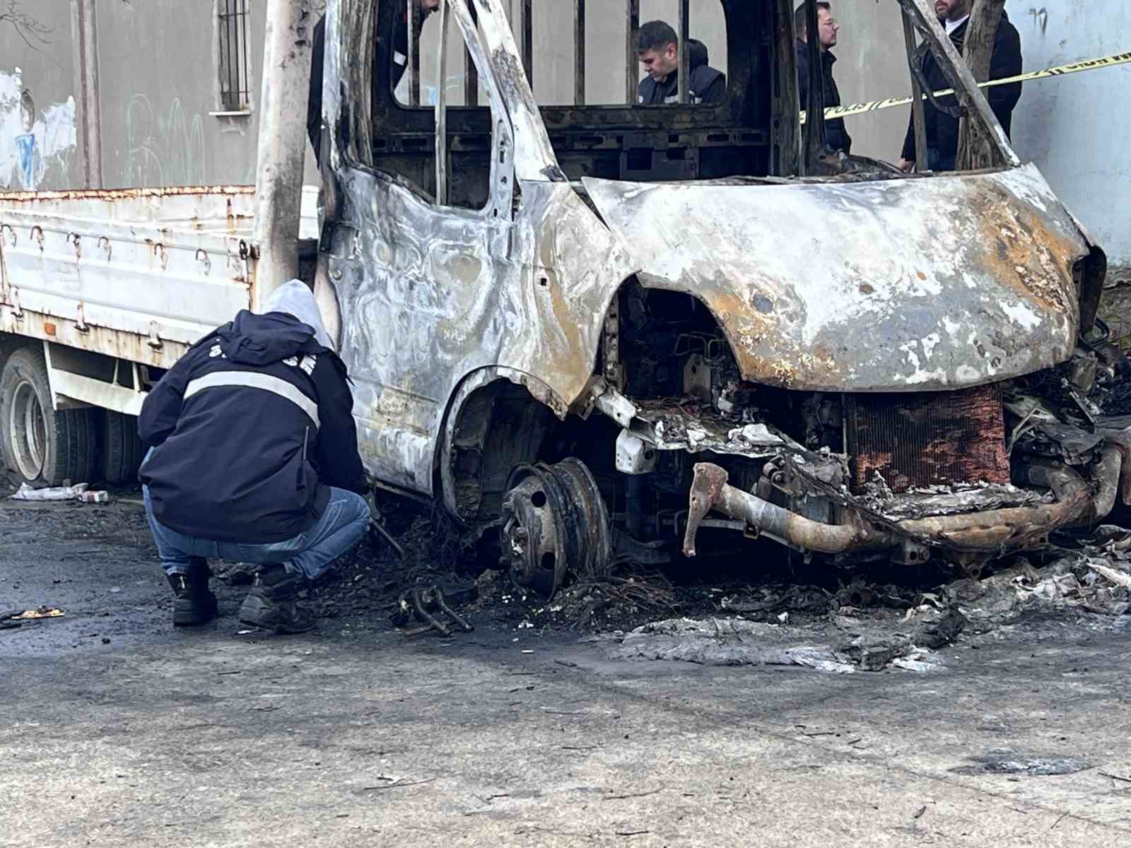 Sığındığı ara&ccedil;ta yanarak can verdi
