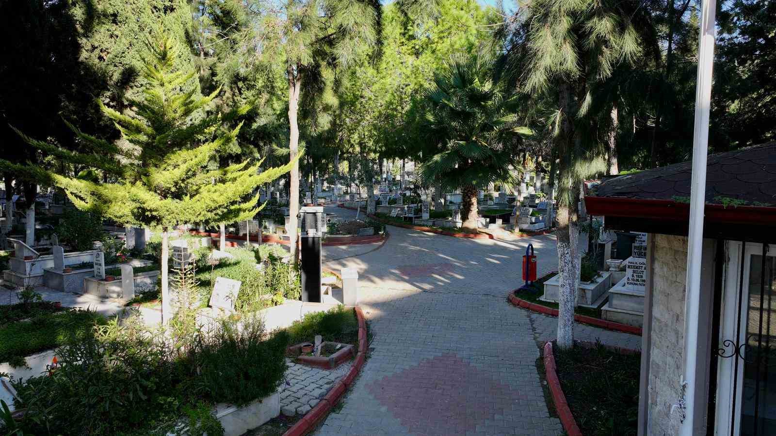 Başkan Gen&ccedil;ay: "Mezarlıklar d&uuml;zenli ve eksiksiz bir şekilde devredildi"
