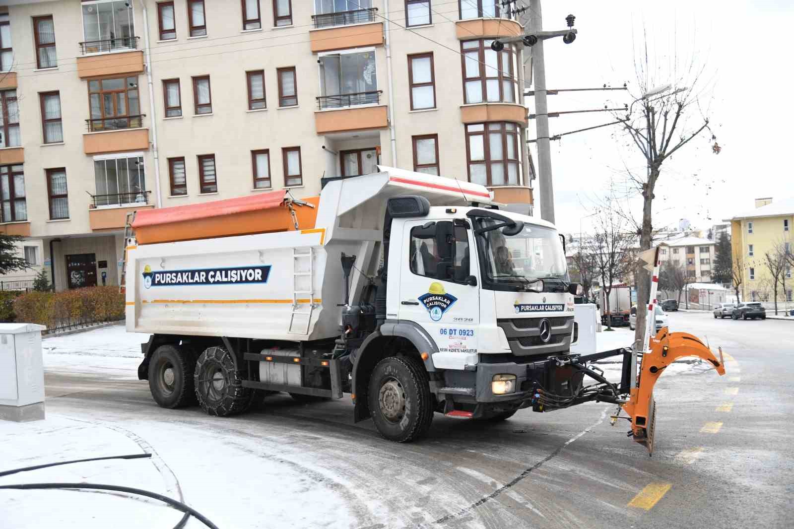 Pursaklar’da kar yağışıyla birlikte tüm ekipler sahada