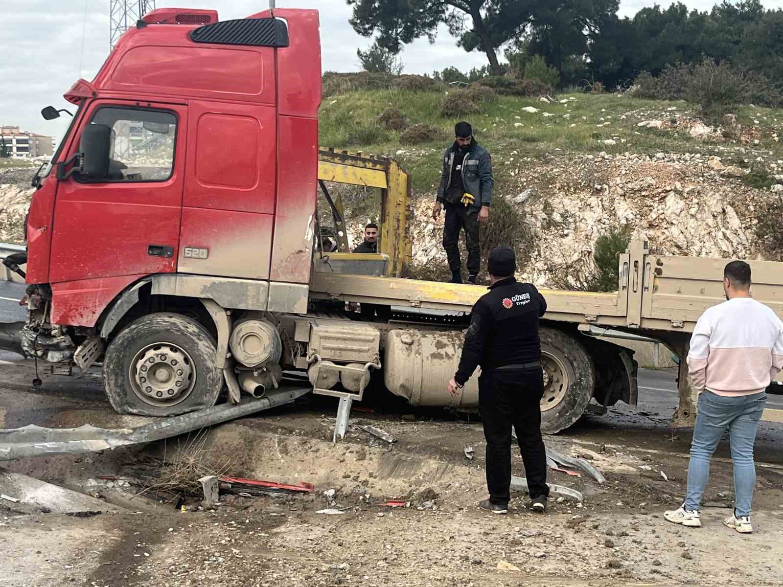 İzmir&rsquo;de tır bariyerleri aşıp karşı şeride ge&ccedil;ti
