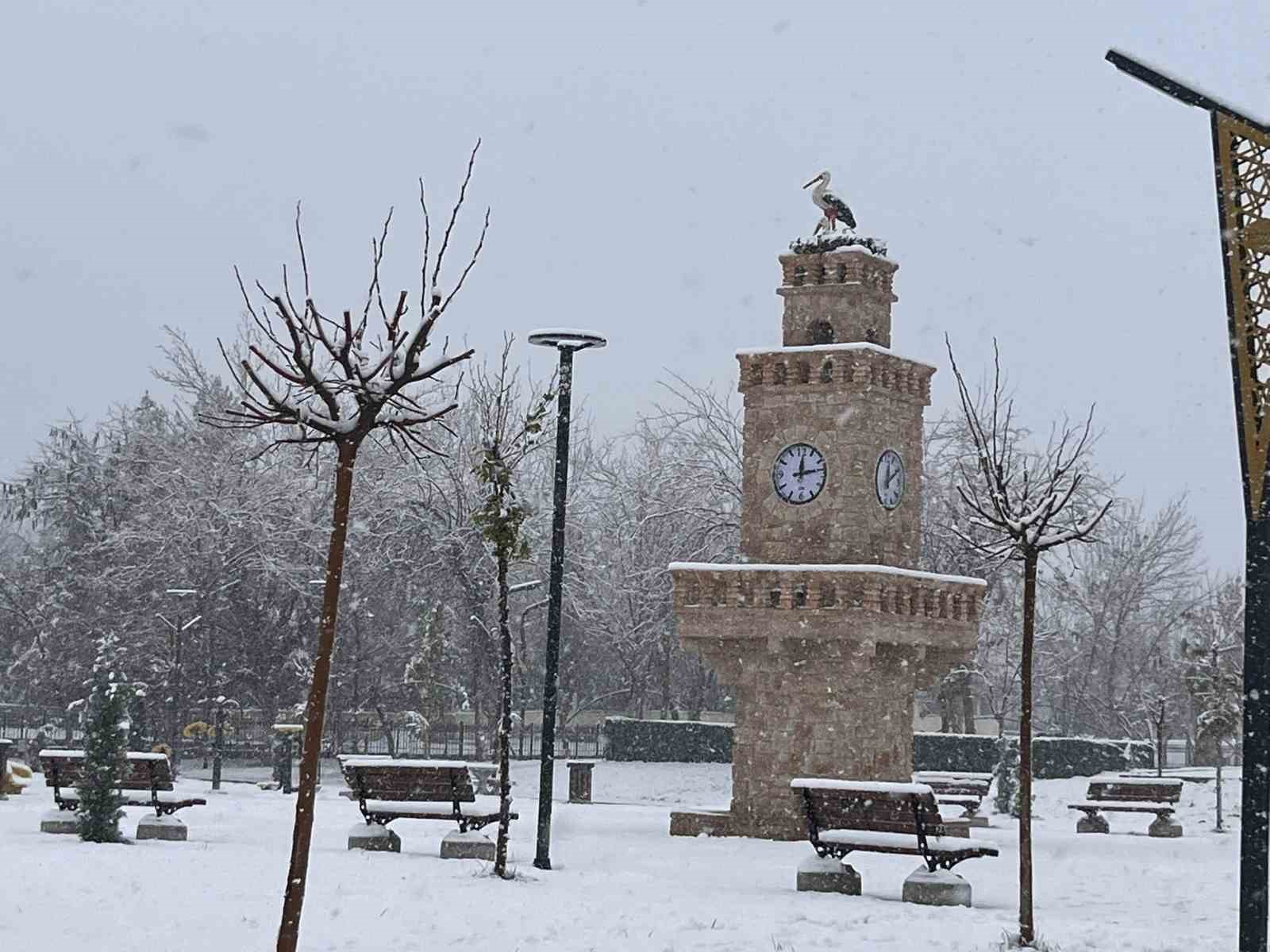 Batman’da kar sevinci: Sokaklar beyaza büründü