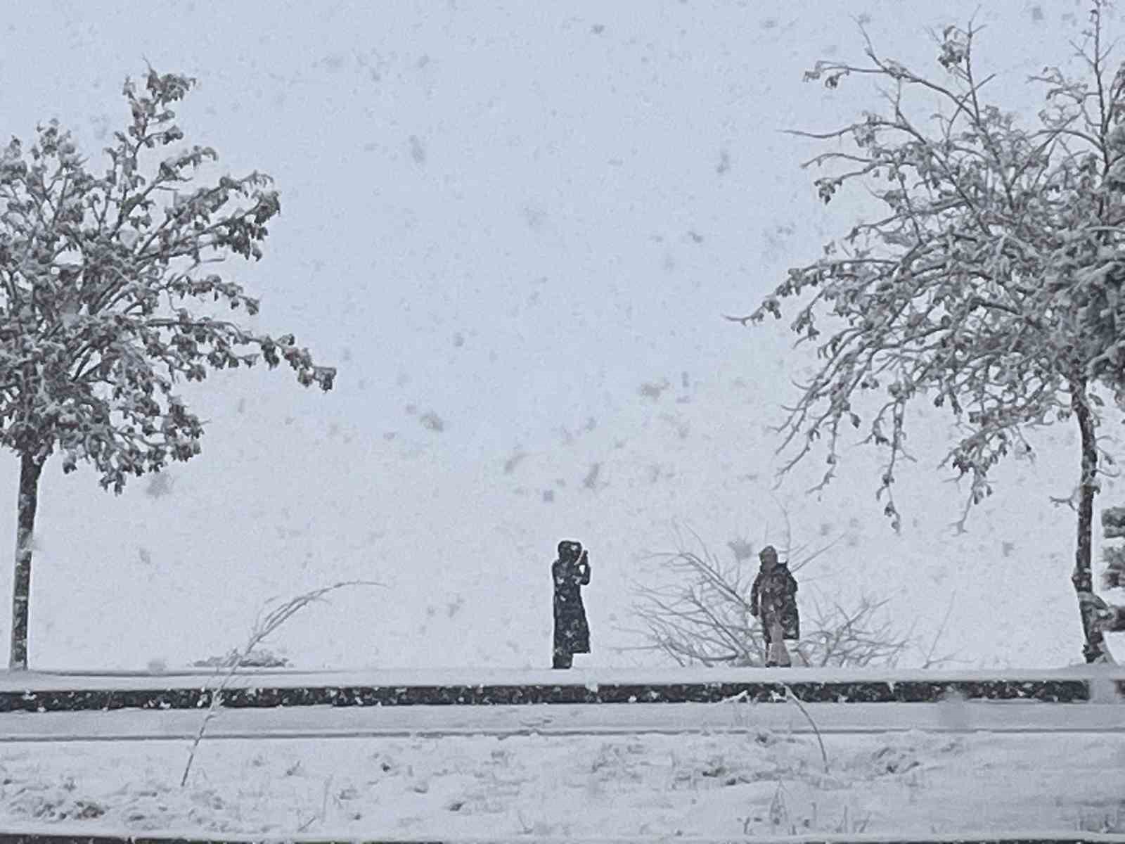 Batman&rsquo;da kar sevinci: Sokaklar beyaza b&uuml;r&uuml;nd&uuml;
