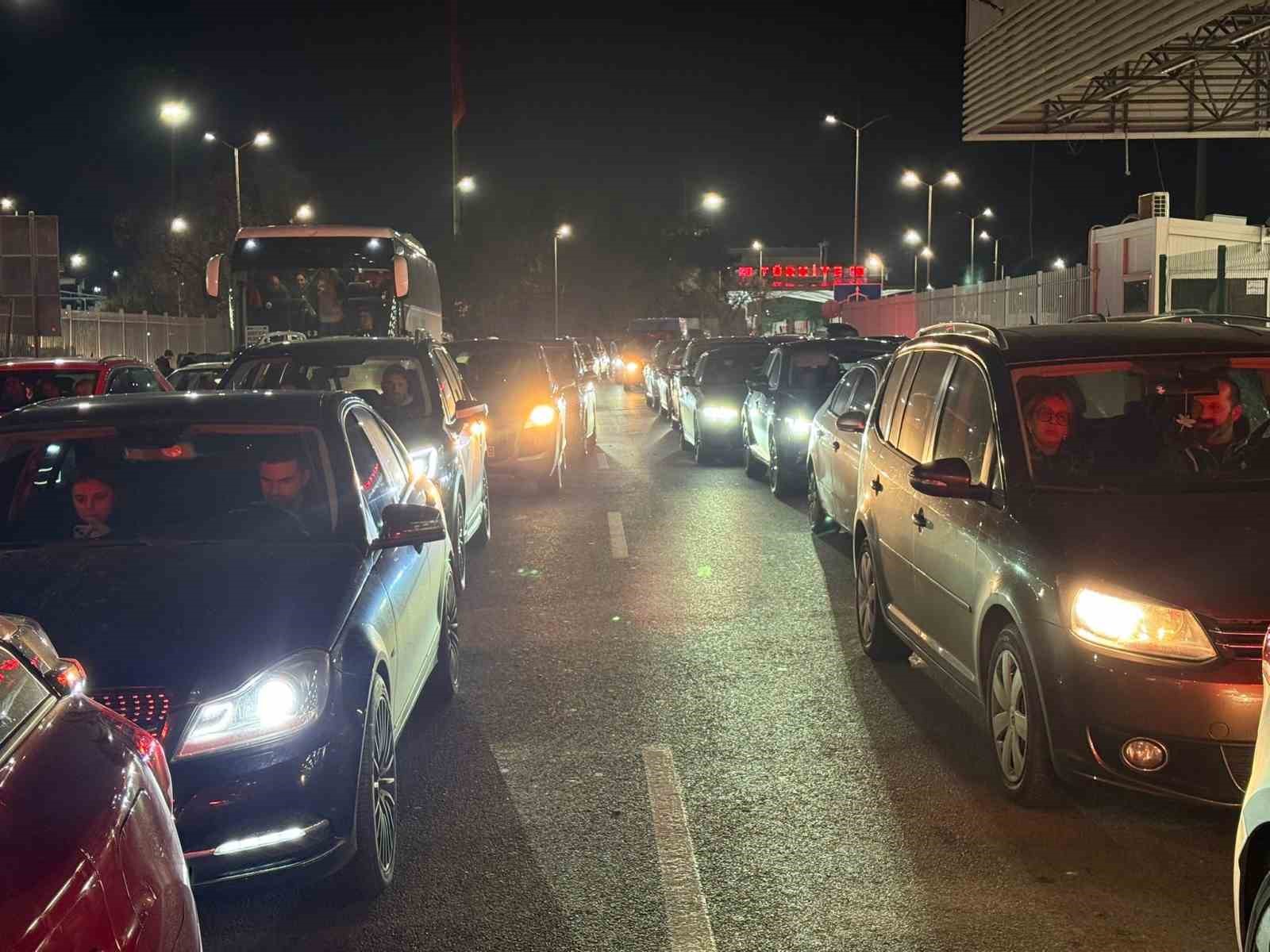 Yılbaşı alışverişini Edirne&rsquo;de yapan Bulgaristan vatandaşları, d&ouml;n&uuml;şte sınır kapılarında yoğunluk oluşturdu
