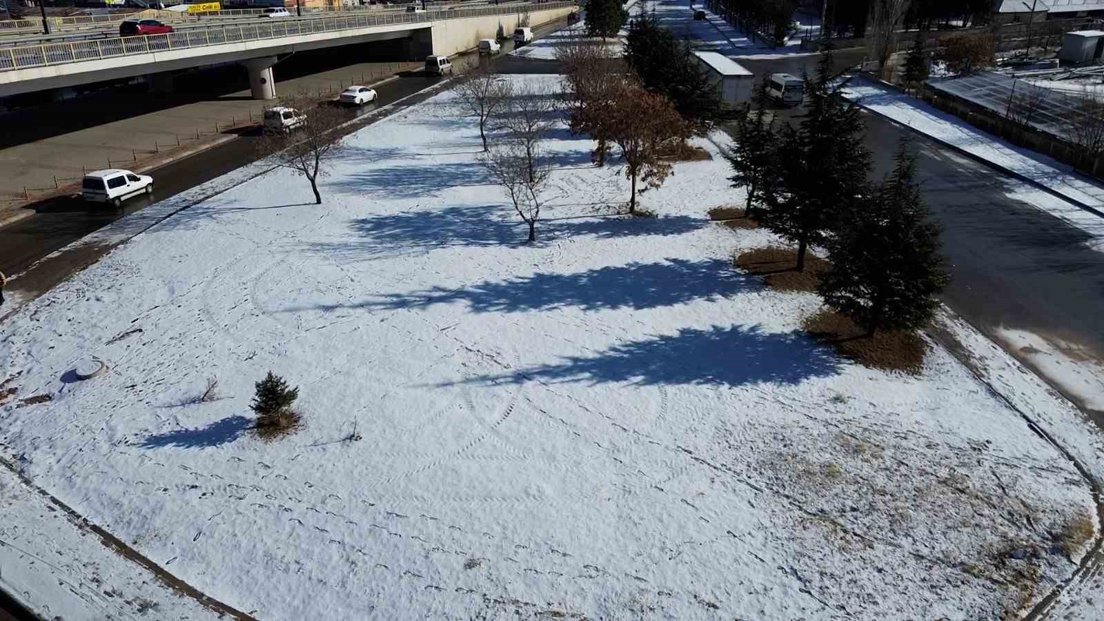 Karaman, mevsimin ilk karıyla beyaza büründü