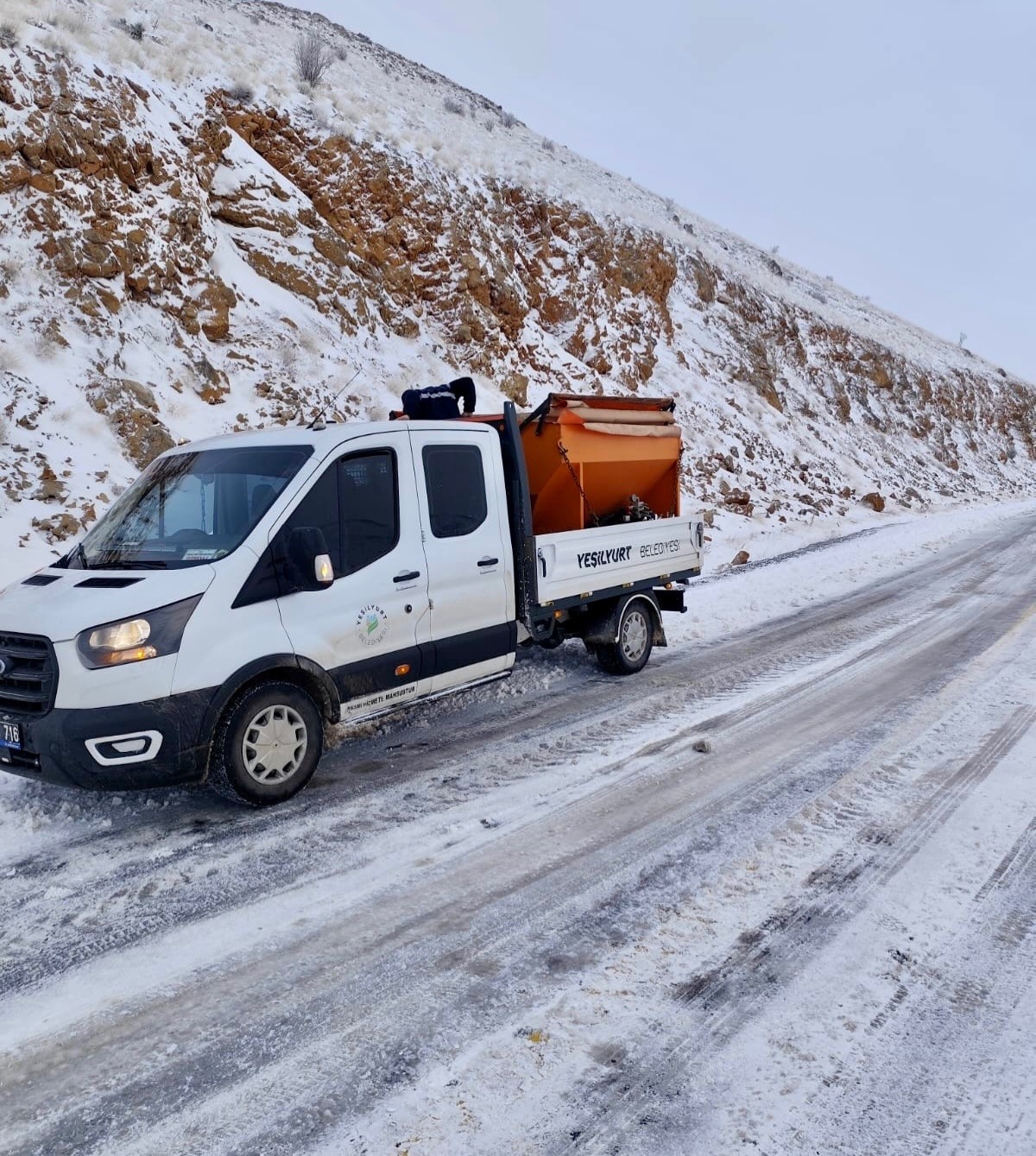 Yeşilyurt Belediyesi karla mücadelede çalışmalarını sürdürüyor