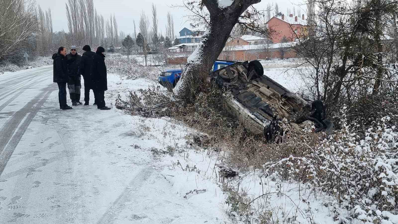 Domani&ccedil;&rsquo;te gizli buzlanma kazaya sebep oldu, minib&uuml;s şarampole yuvarlandı
