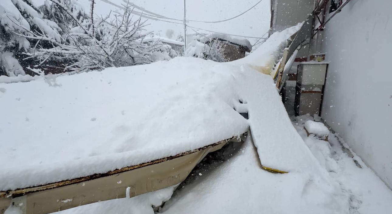 Safranbolu&rsquo;da kar ağırlığı garajı &ccedil;&ouml;kertti: 3 ara&ccedil; zarar g&ouml;rd&uuml;
