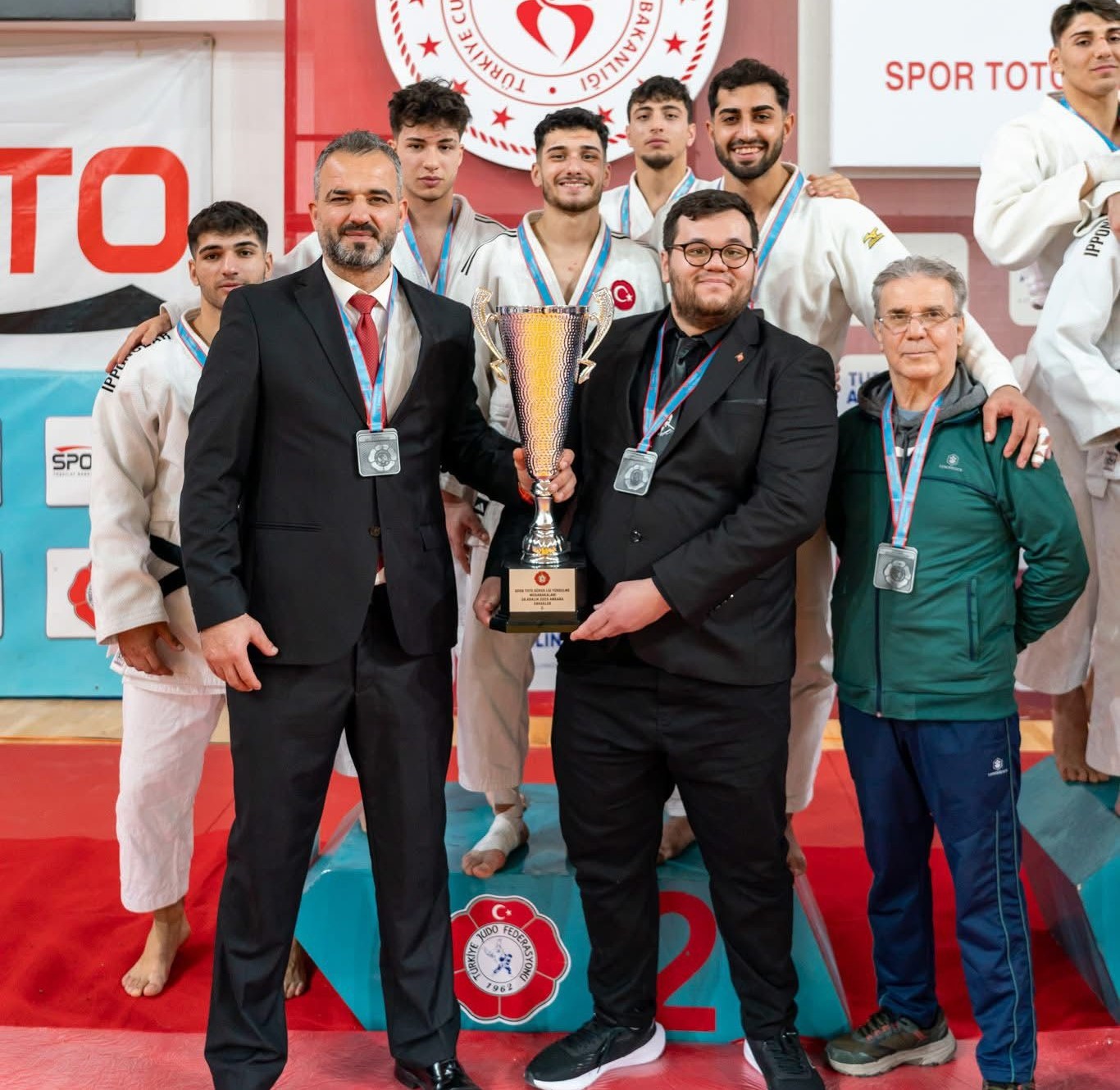 Yunusemre Belediyespor erkek judo takımı S&uuml;per Lig&rsquo;e y&uuml;kseldi
