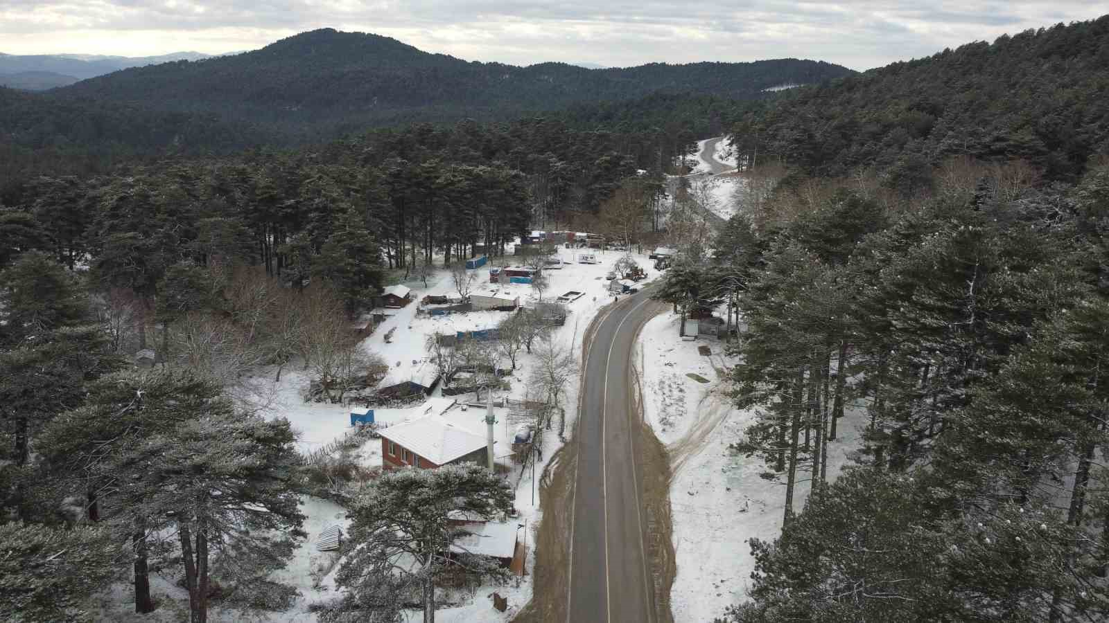 Kazdağları&rsquo;na beklenen kar geldi: Y&uuml;ksek kesimler beyaza b&uuml;r&uuml;nd&uuml;
