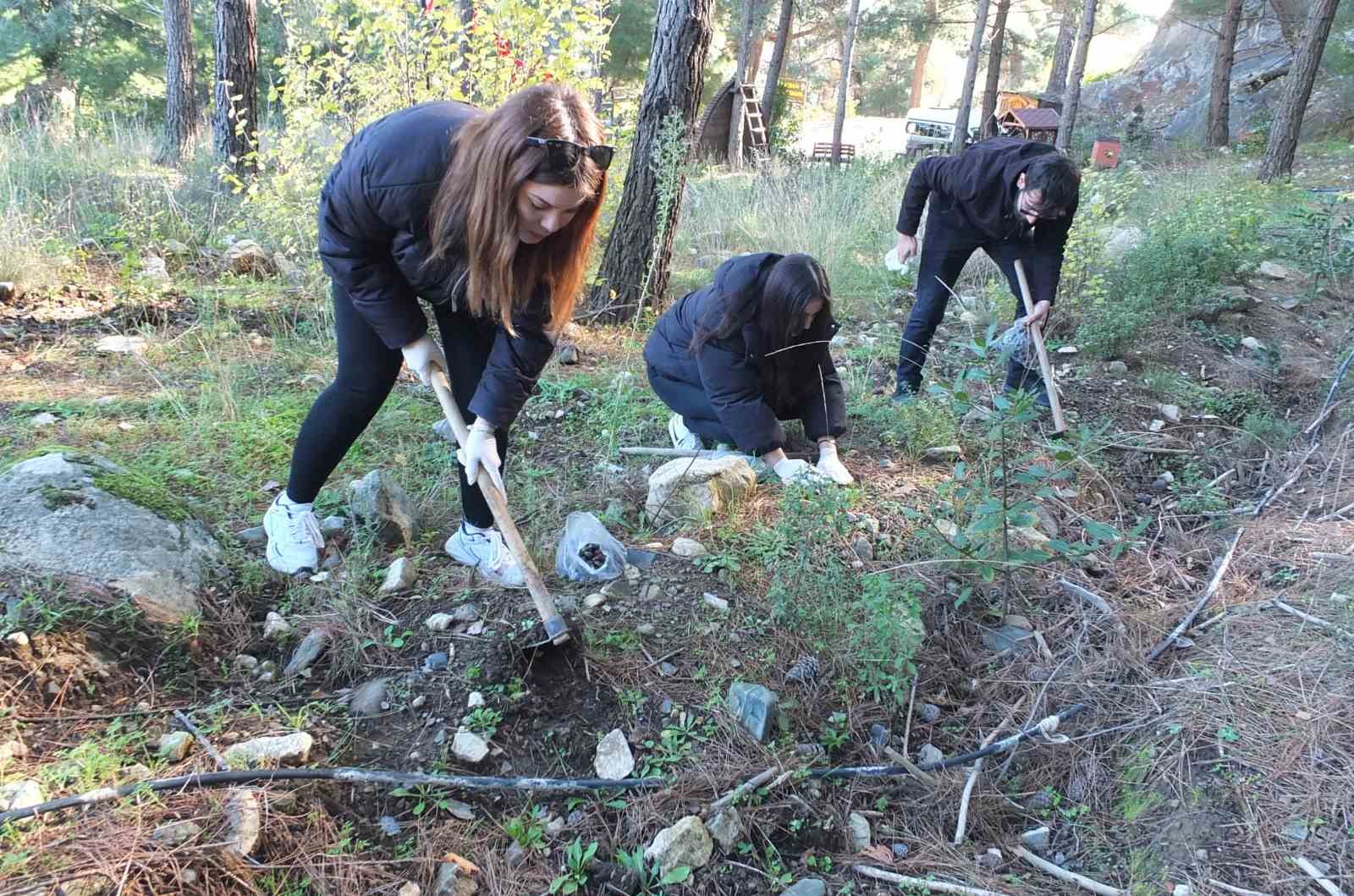 Balıkesir&rsquo;de &uuml;niversiteli gen&ccedil;ler &ccedil;evreci projede g&ouml;rev aldı
