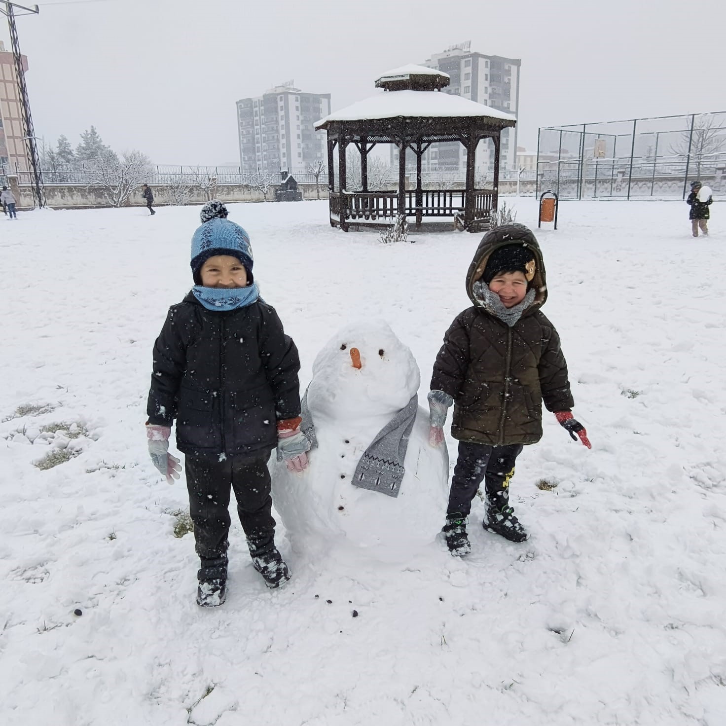 Diyarbakır’da kar sevinci: Çocuklar sokaklara koştu