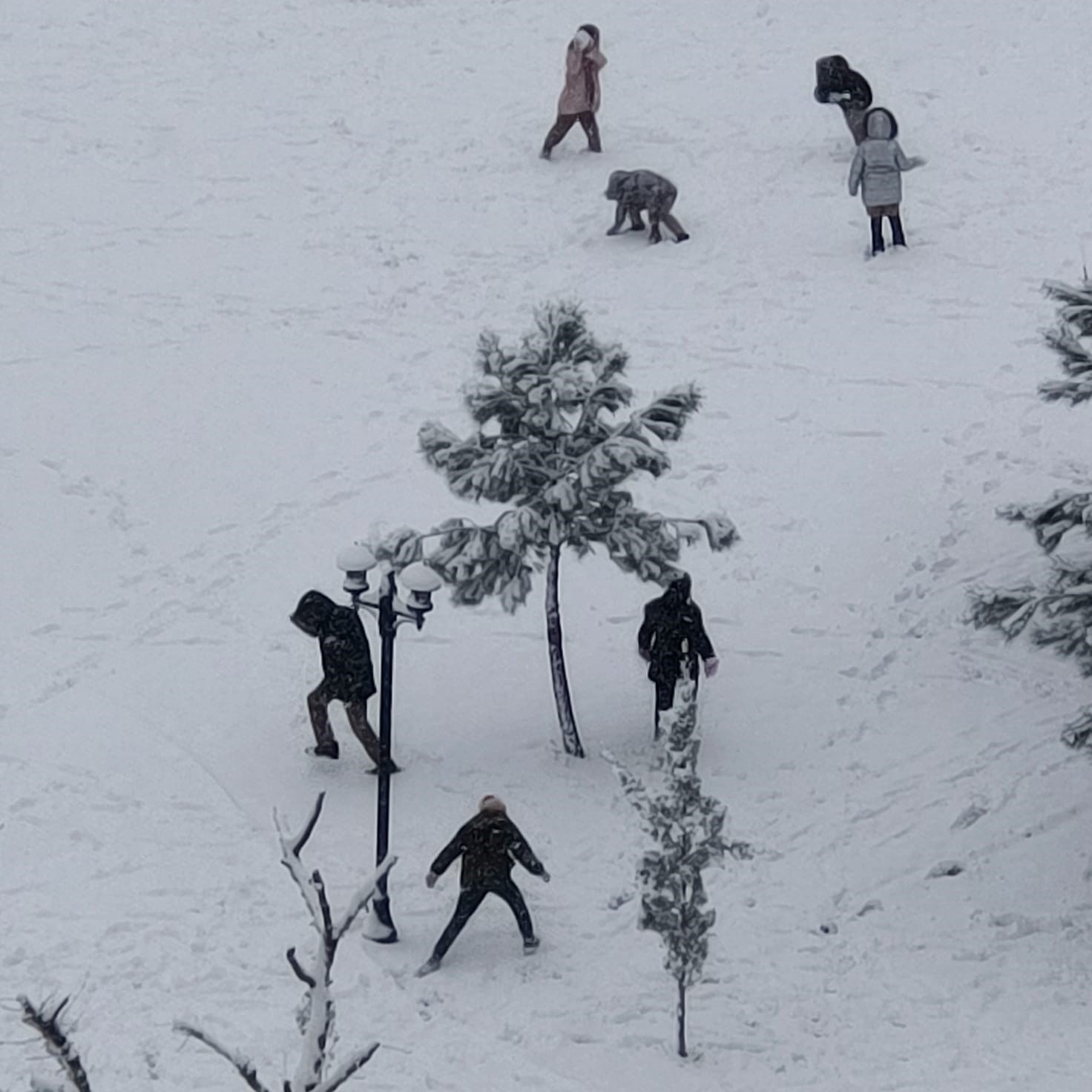 Diyarbakır’da kar sevinci: Çocuklar sokaklara koştu