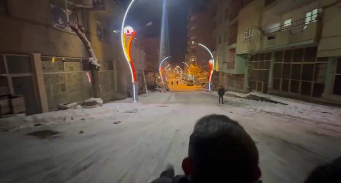 Pervari’de vatandaşlar kar yağışının tadını kayarak çıkardı