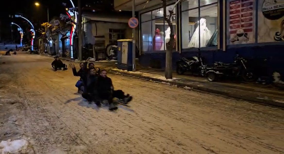 Pervari’de vatandaşlar kar yağışının tadını kayarak çıkardı