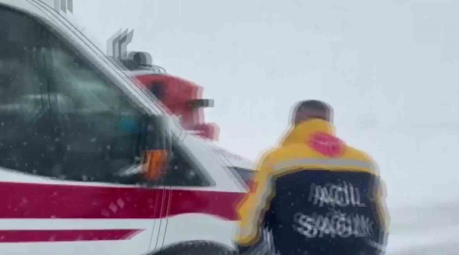 Gerc&uuml;ş&rsquo;te karda mahsur kalan ambulansa İl &Ouml;zel İdare ekibi yetişti
