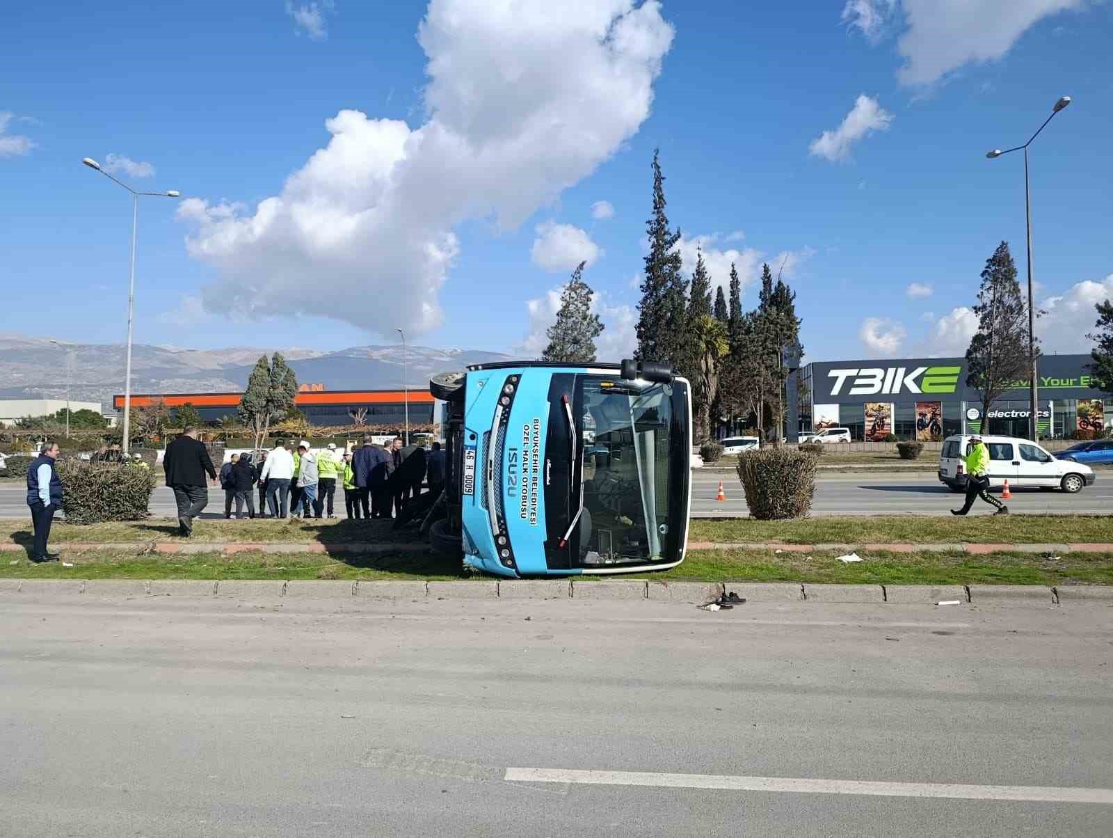 Kahramanmaraş’ta aracın çarptığı halk otobüsü devrildi: 13 yaralı