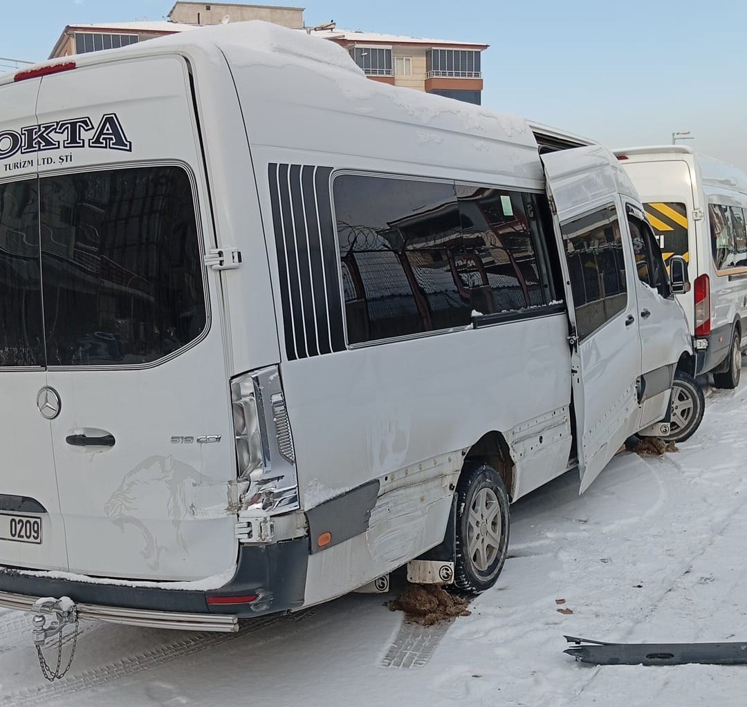 Malatya&rsquo;da buzlanma servis ara&ccedil;larını da vurdu
