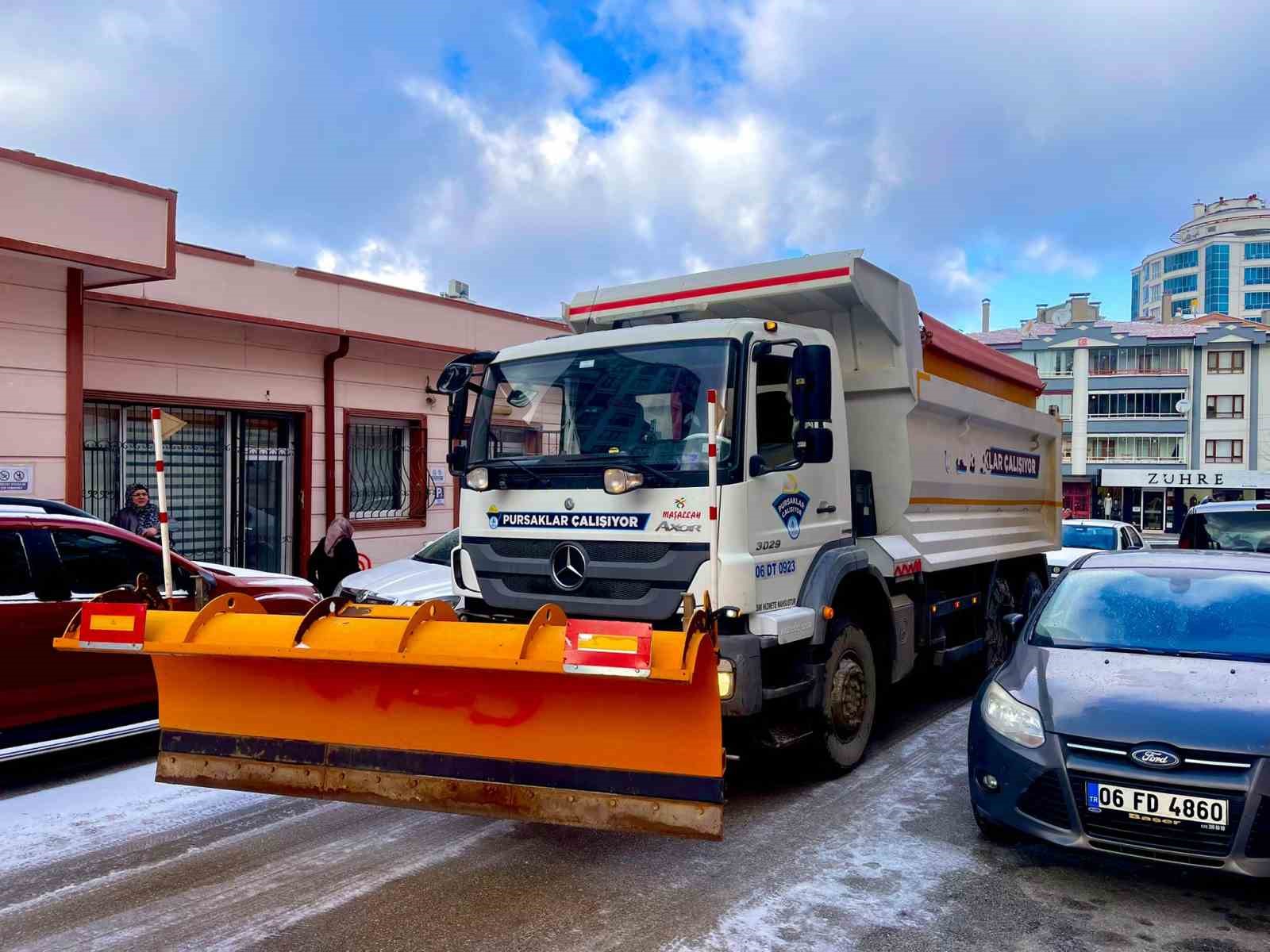 Ankara’da kar yağışıyla birlikte tüm ekipler sahada